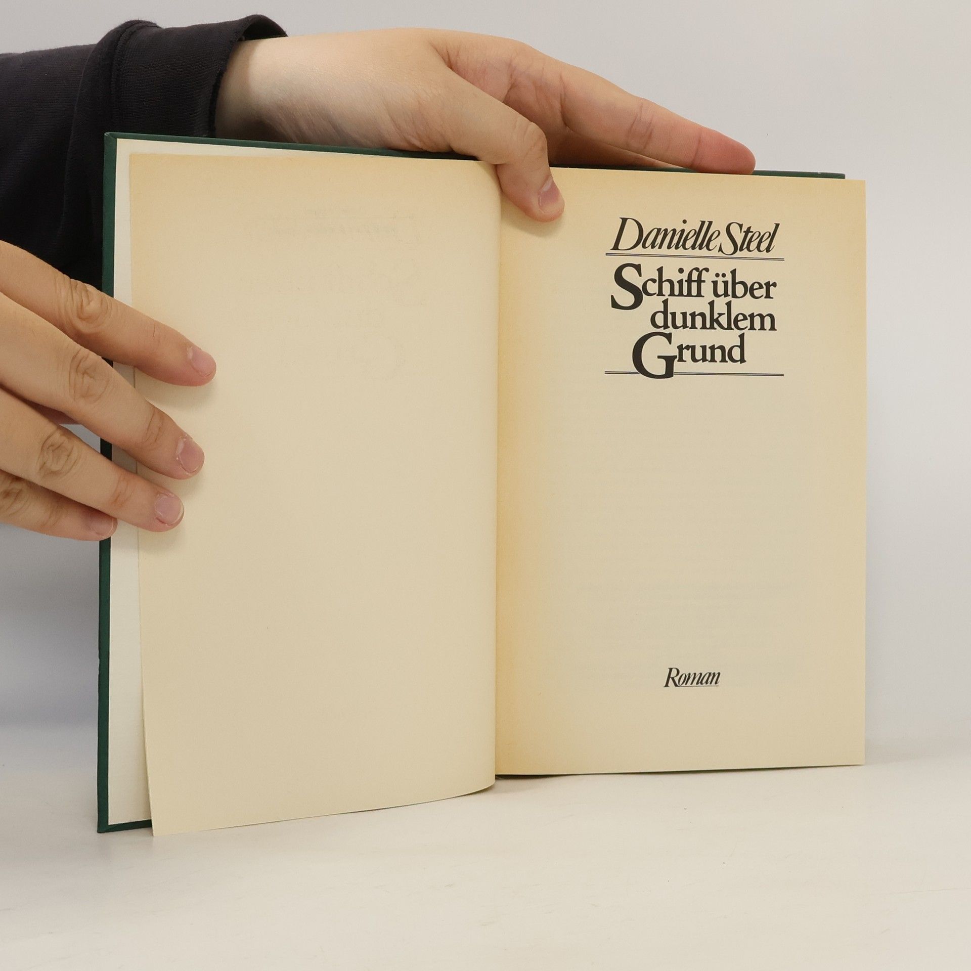 Danielle Steel Schiff über dunklem Grund