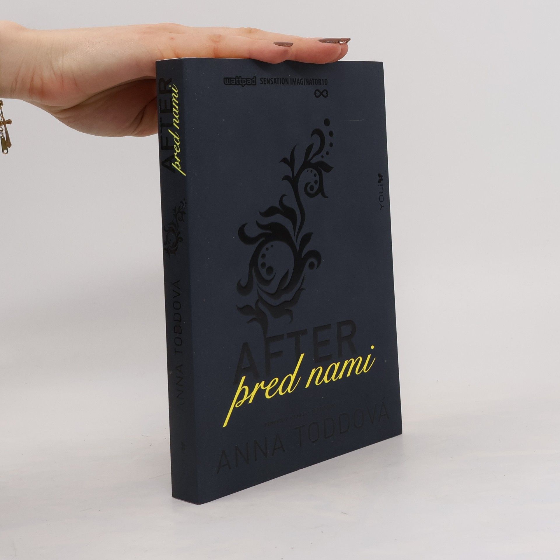 Anna Todd After 5. Pred nami