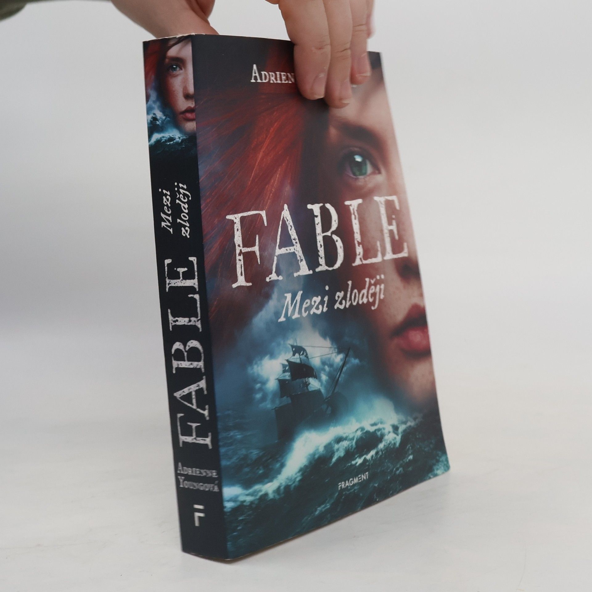 Adrienne Young Fable. Mezi zloději