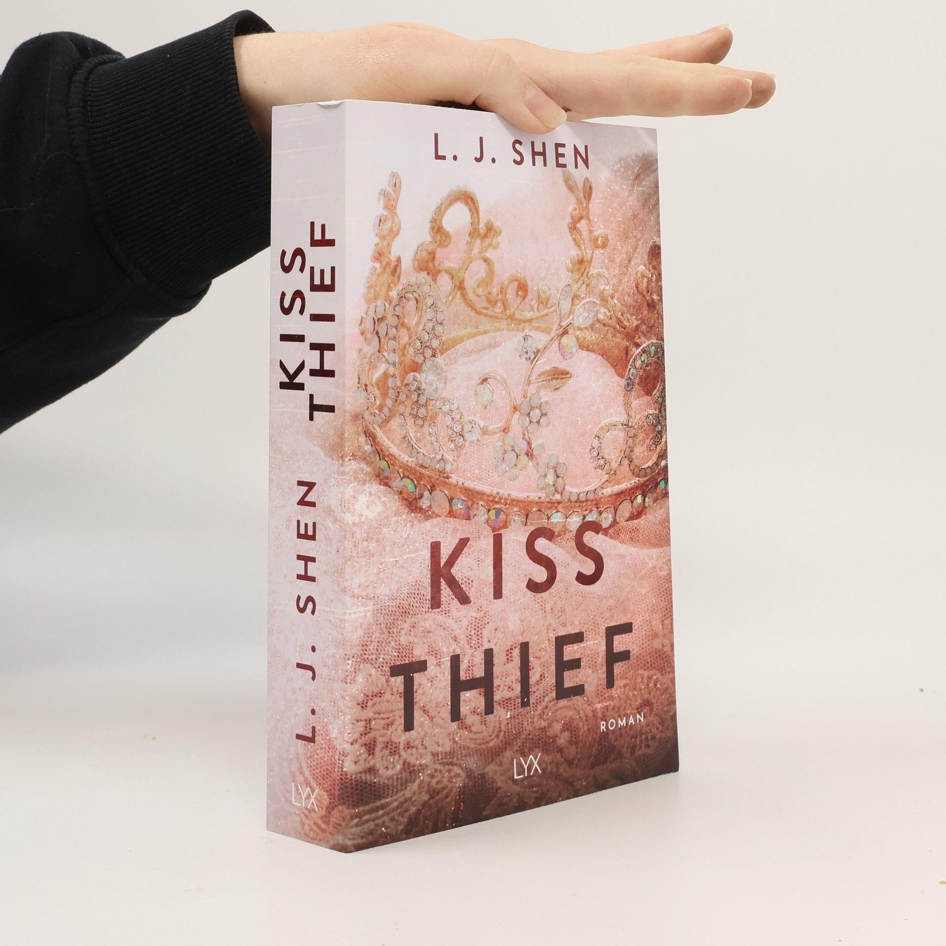 L. J. Shen Kiss Thief