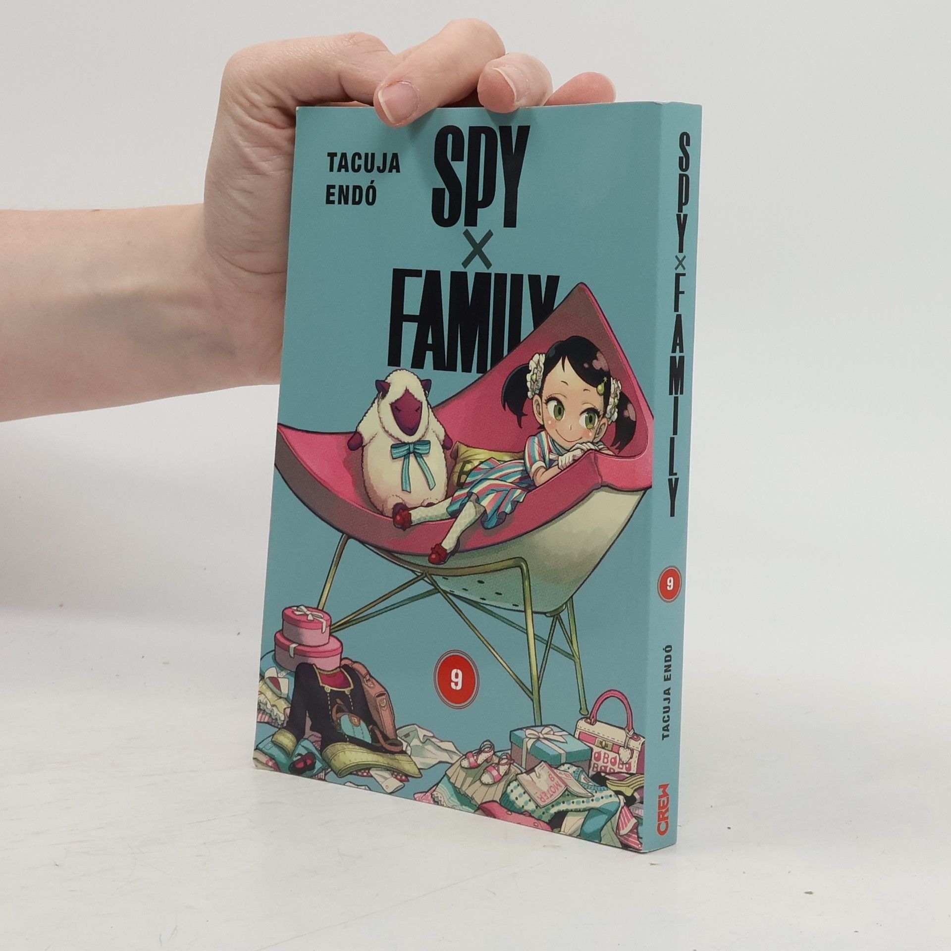 Tacuja Endó Spy x Family. 9