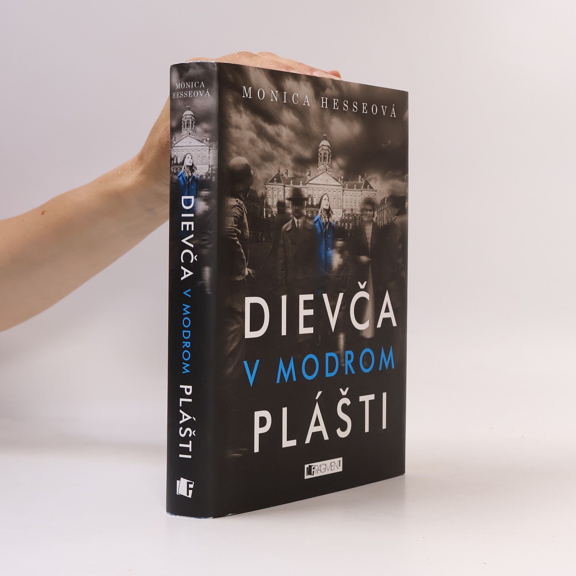 Monica Hesse Dievča v modrom plášti