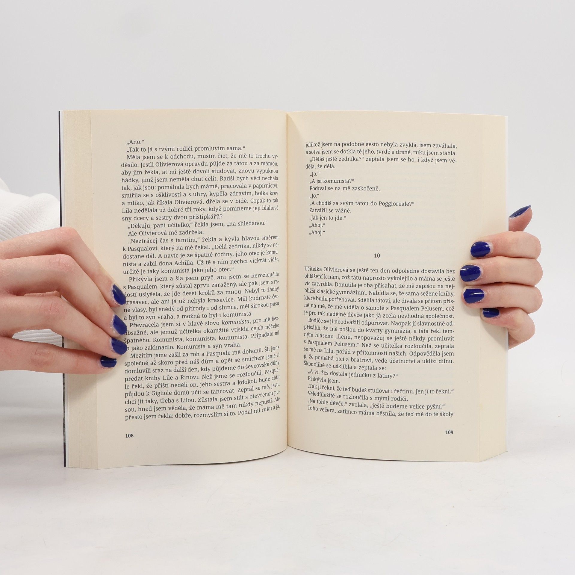 Elena Ferrante Geniální přítelkyně 1. Dětství a dospívání