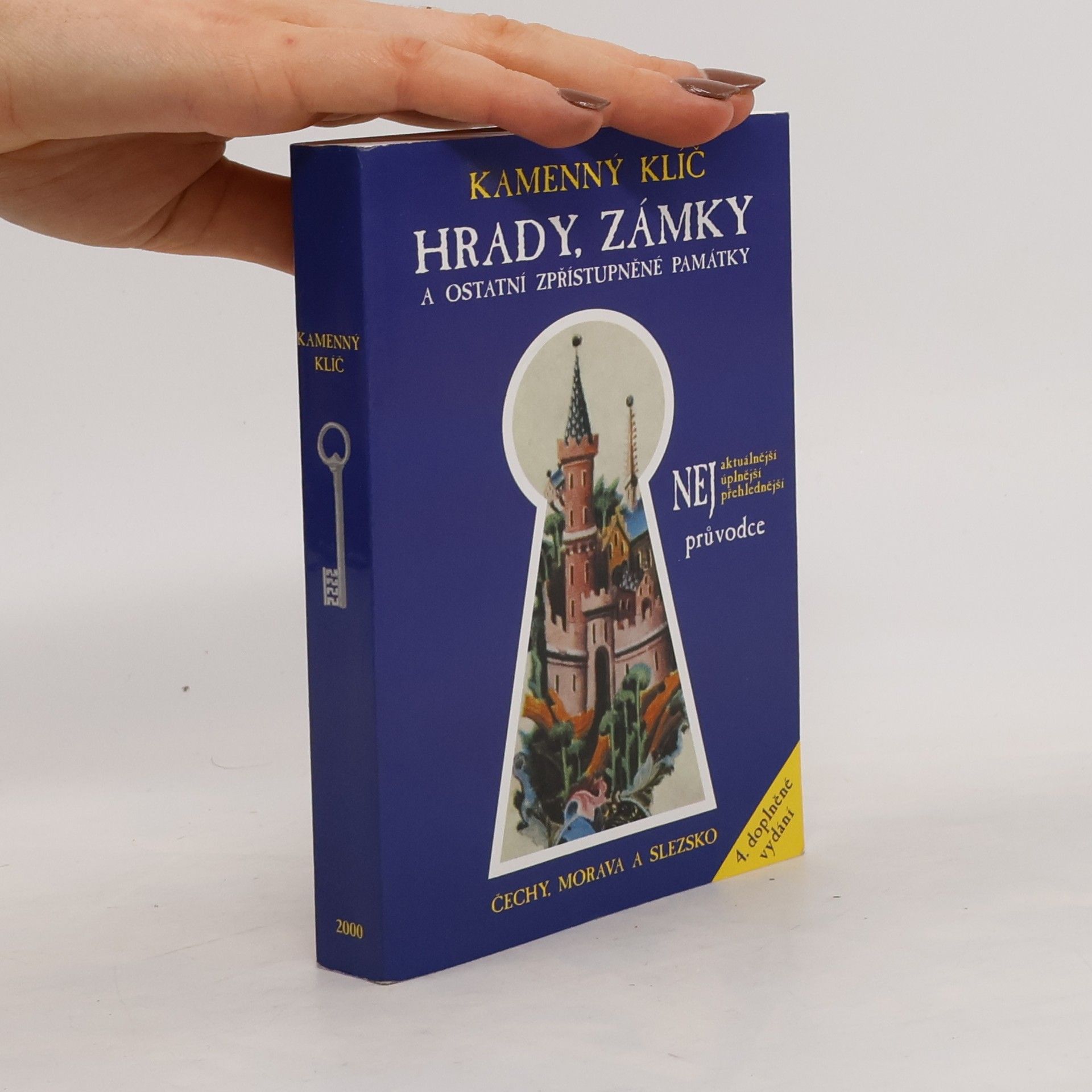 Roman Abušinov Kamenný klíč k 340 hradům, zámkům a ostatním zpřístupněným památkám v České republice