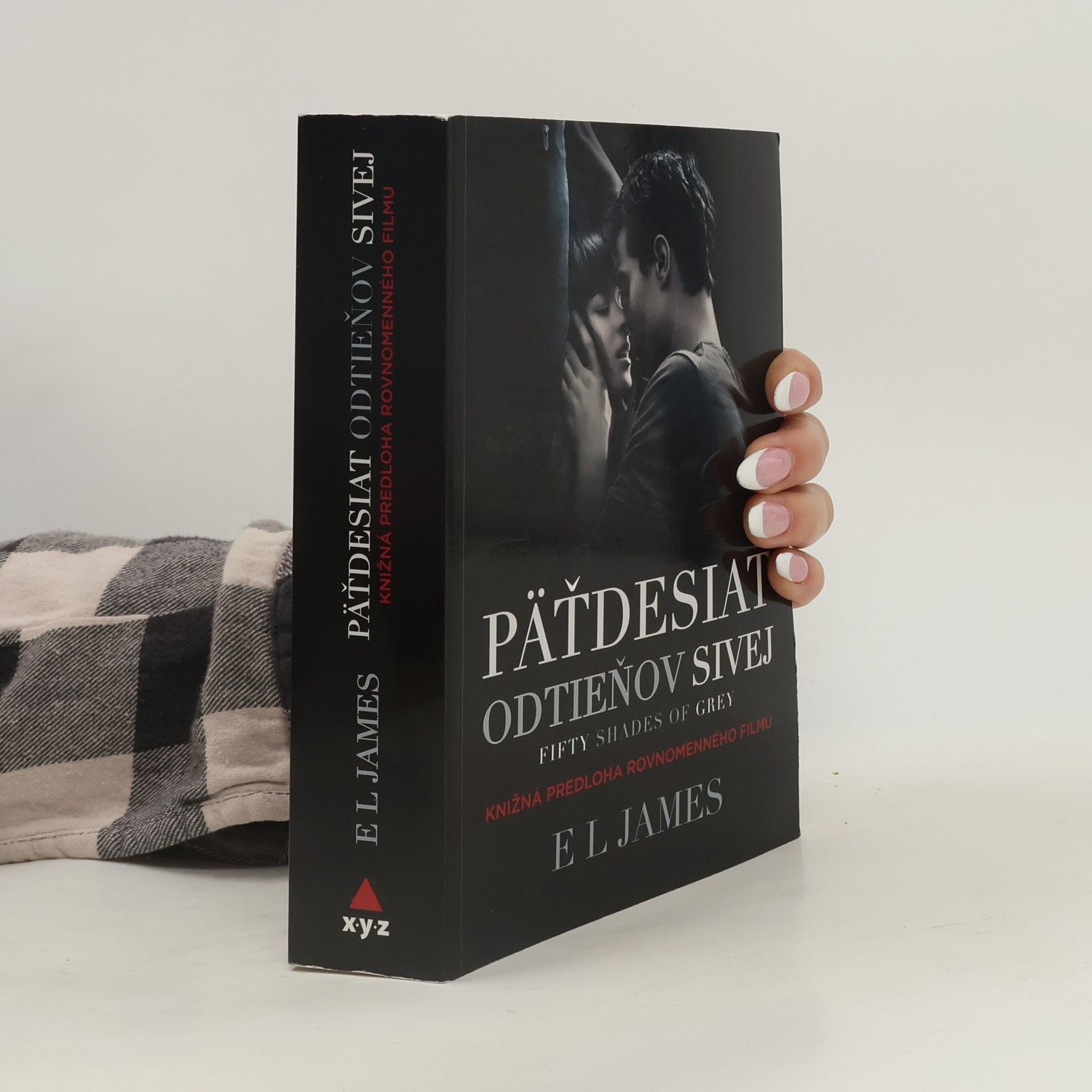 E. L. James Päťdesiat odtieňov sivej