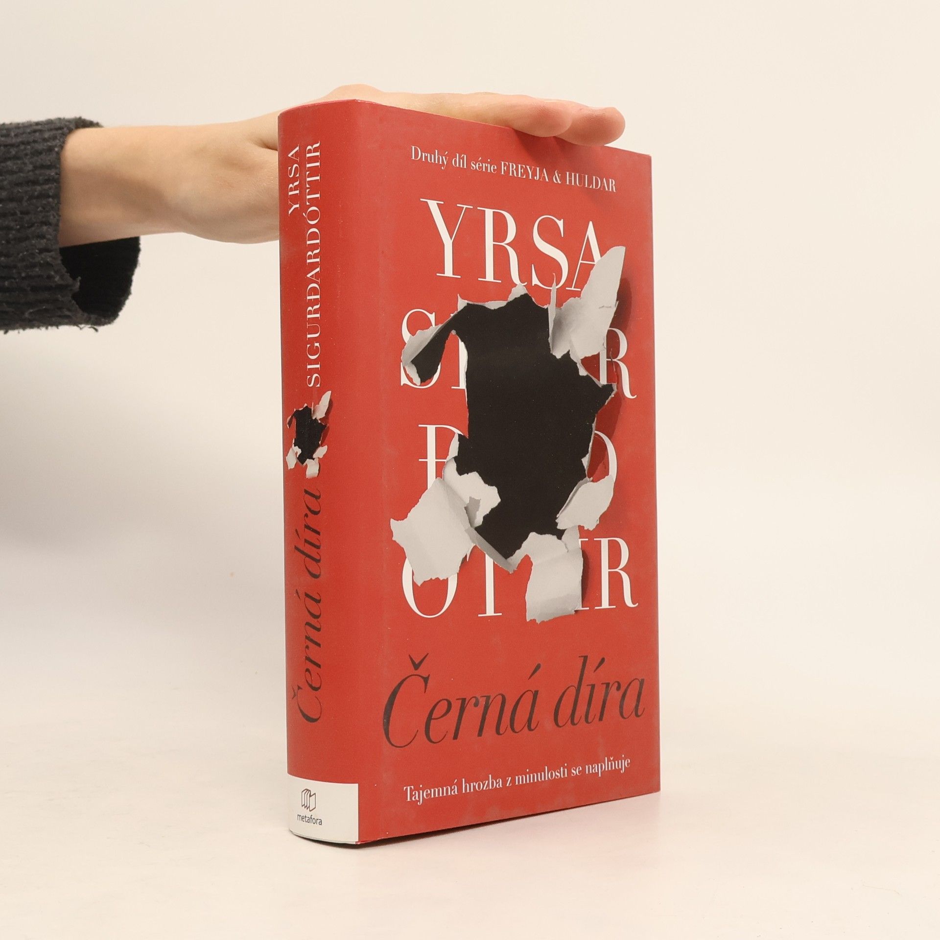 Yrsa Sigurðardóttir Černá díra