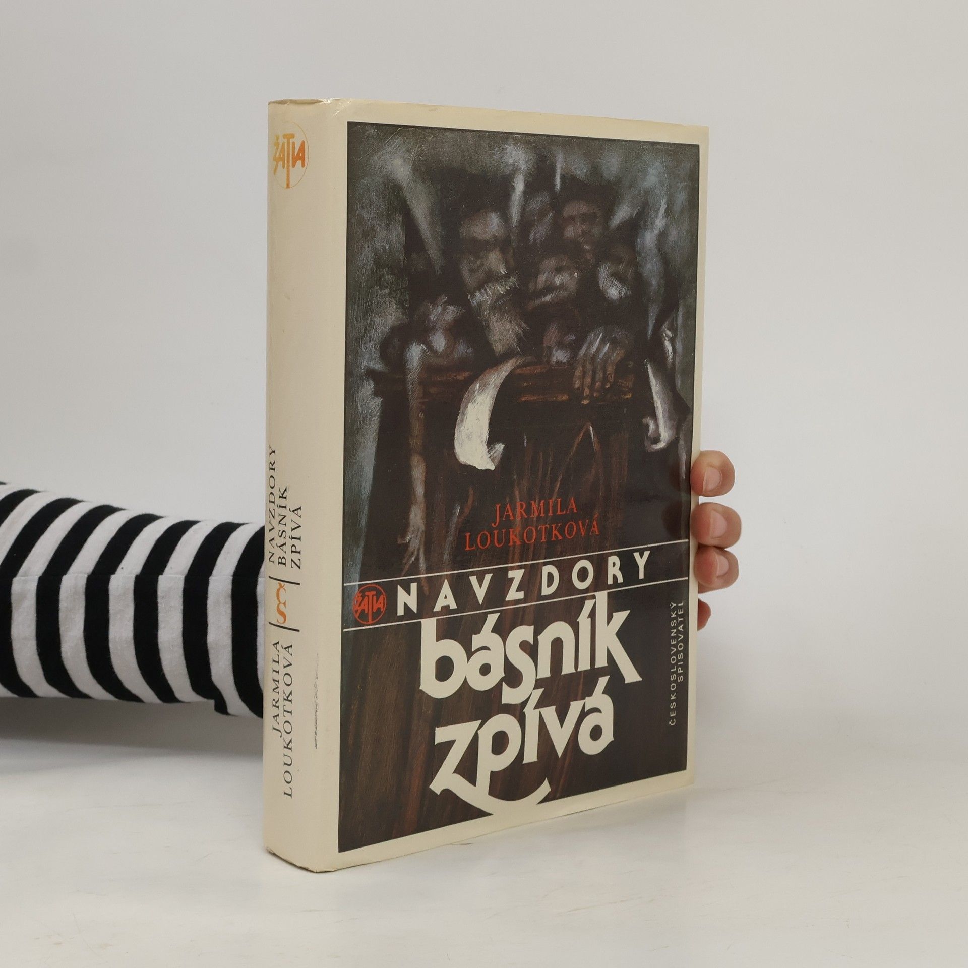 Jarmila Loukotková Navzdory básník zpívá