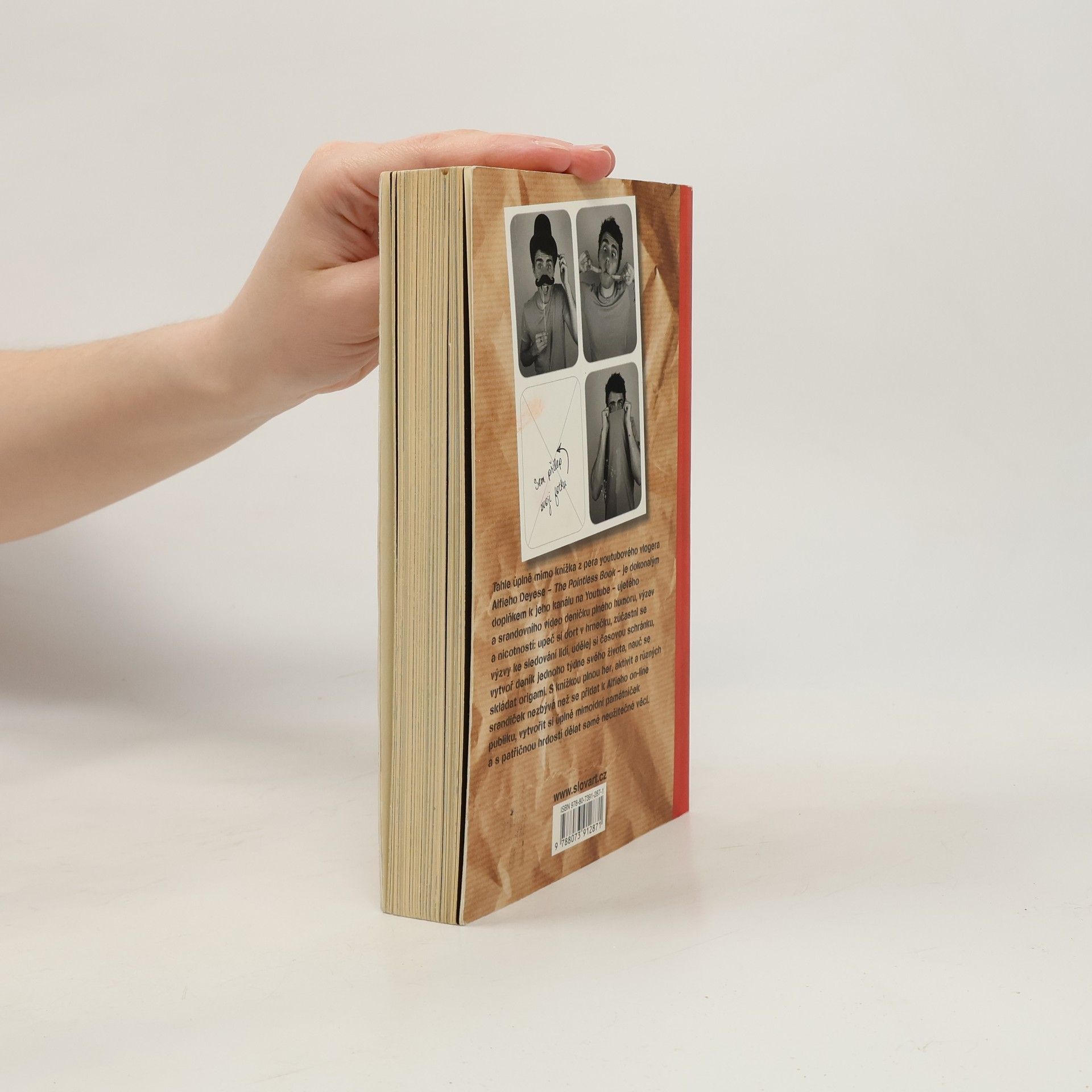 Alfie Deyes The pointless book. Alfie Deyes s ní začal, ty ji doděláš