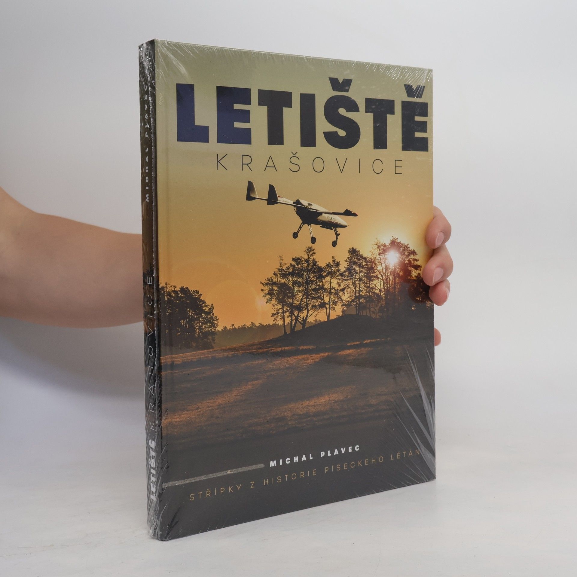Michal Plavec Letiště Krašovice : střípky z historie píseckého létání