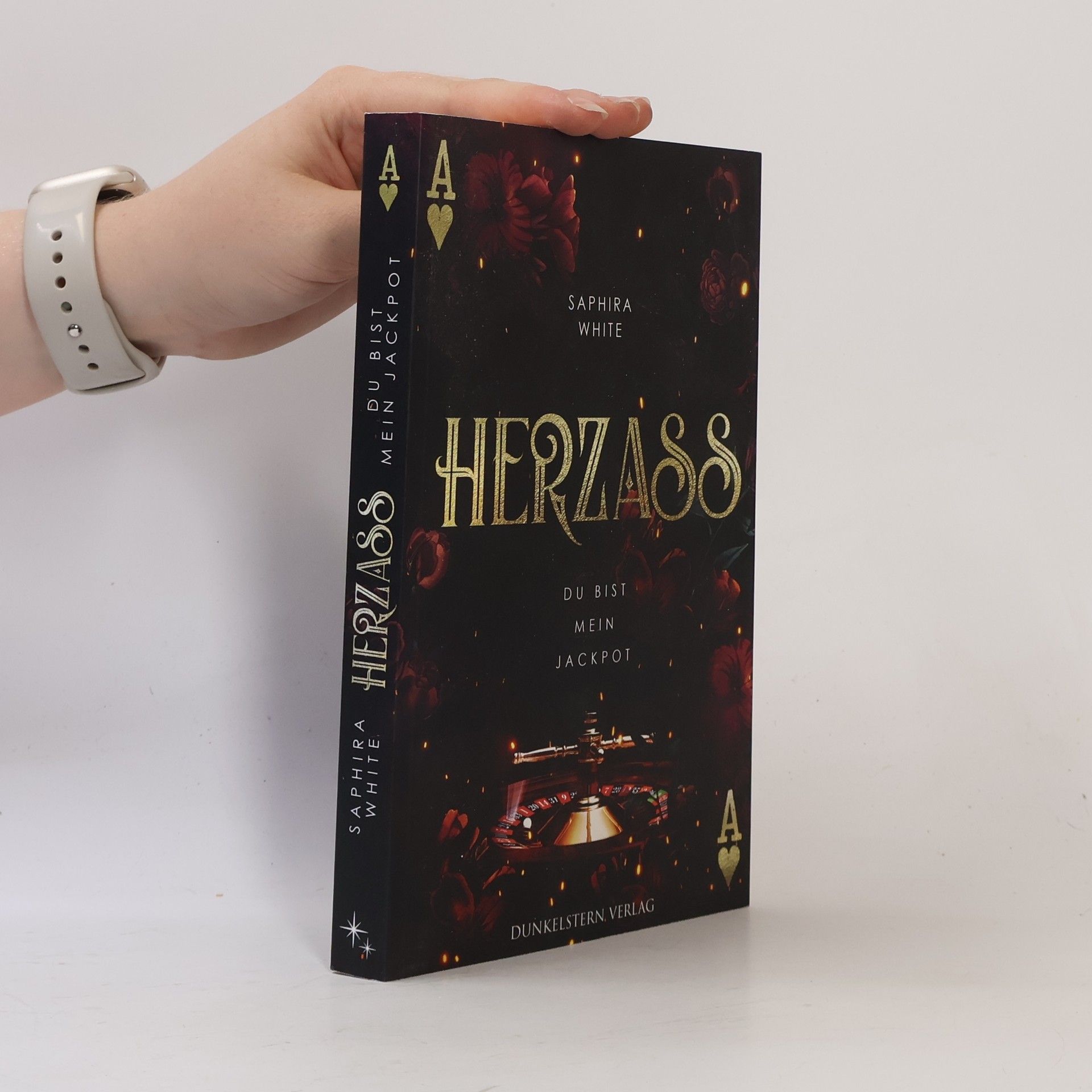 Saphira White Herzass