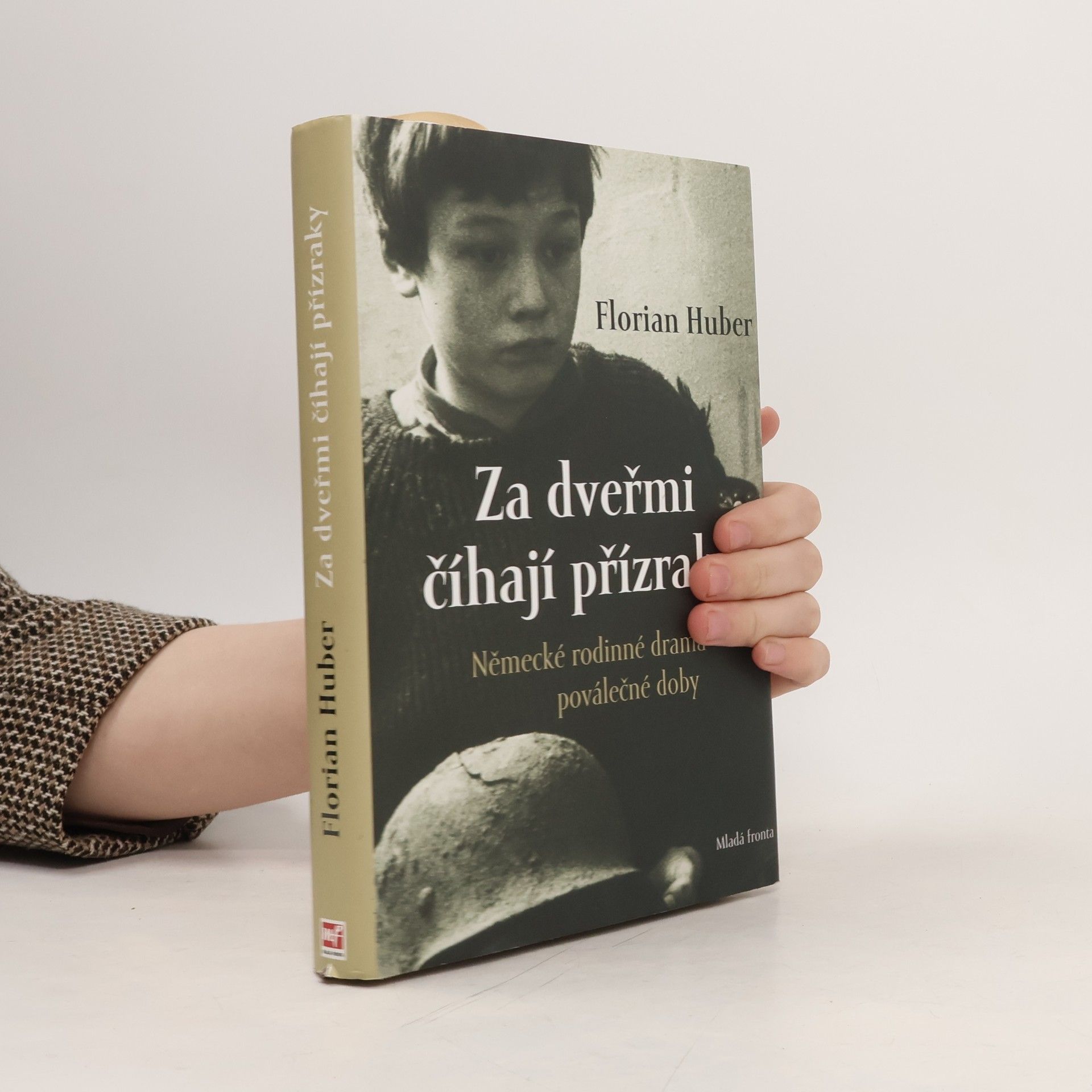 Dr. Florian Huber Za dveřmi číhají přízraky: Německé rodinné drama poválečné doby