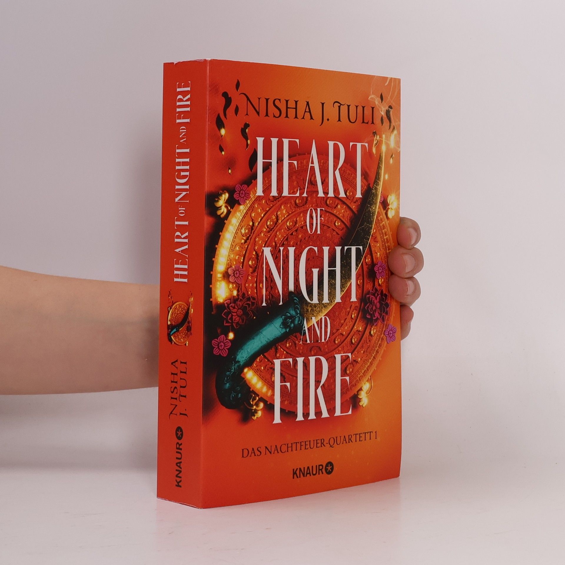Nisha J. Tuli Das Nachtfeuer-Quartett - 1: Heart of Night and Fire - Limitierte Auflage mit Farbschnitt