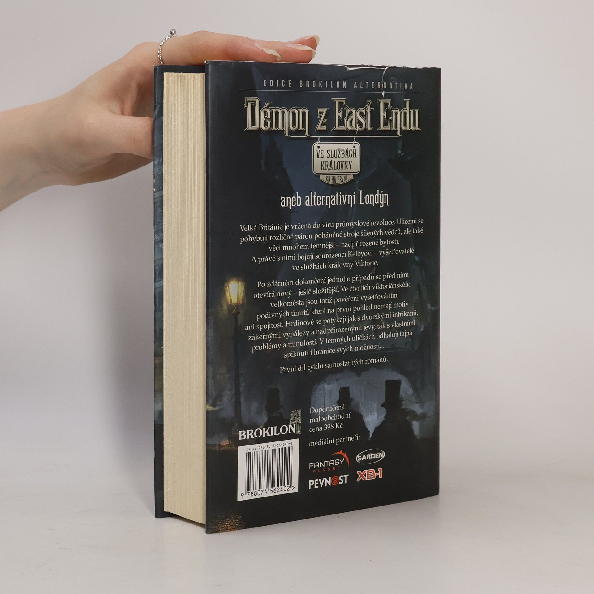 Petra Slováková Démon z East Endu. Kniha první, Ve službách královny