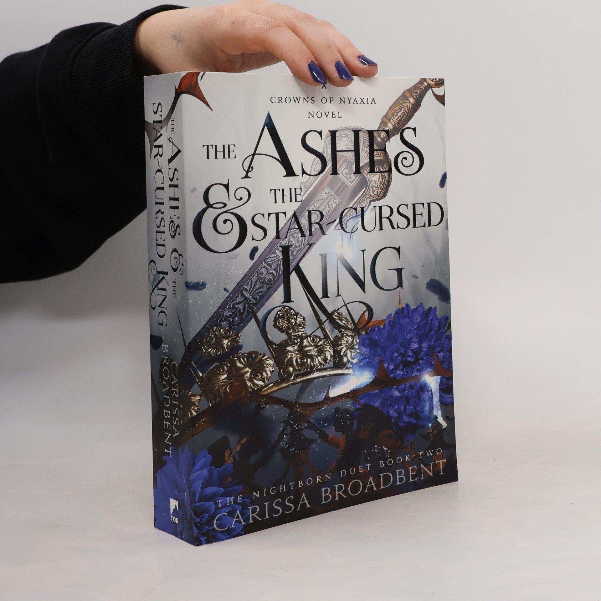Carissa Broadbent Crowns of Nyaxia 2. The Ashes and the Star-Cursed King