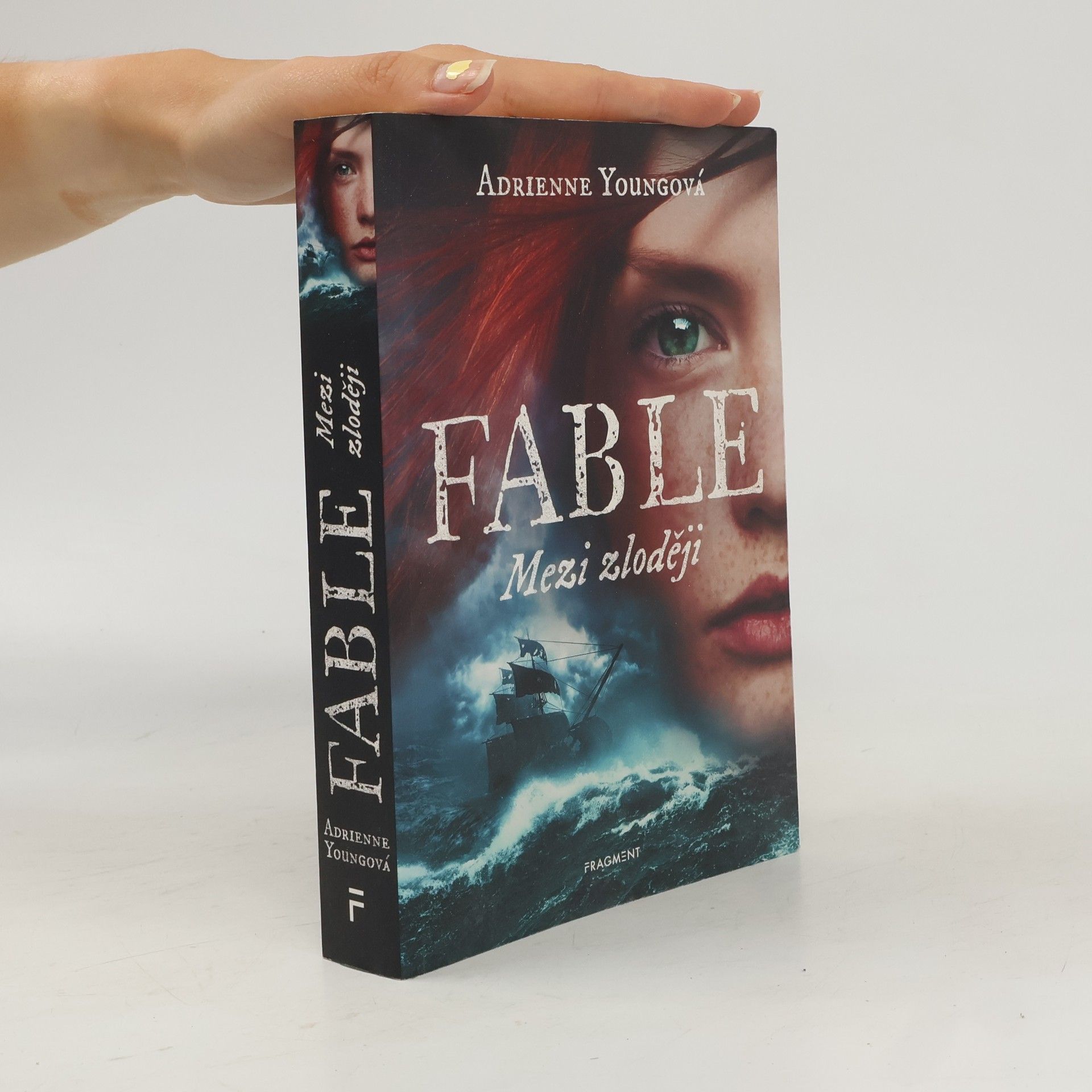 Adrienne Young Fable. Mezi zloději