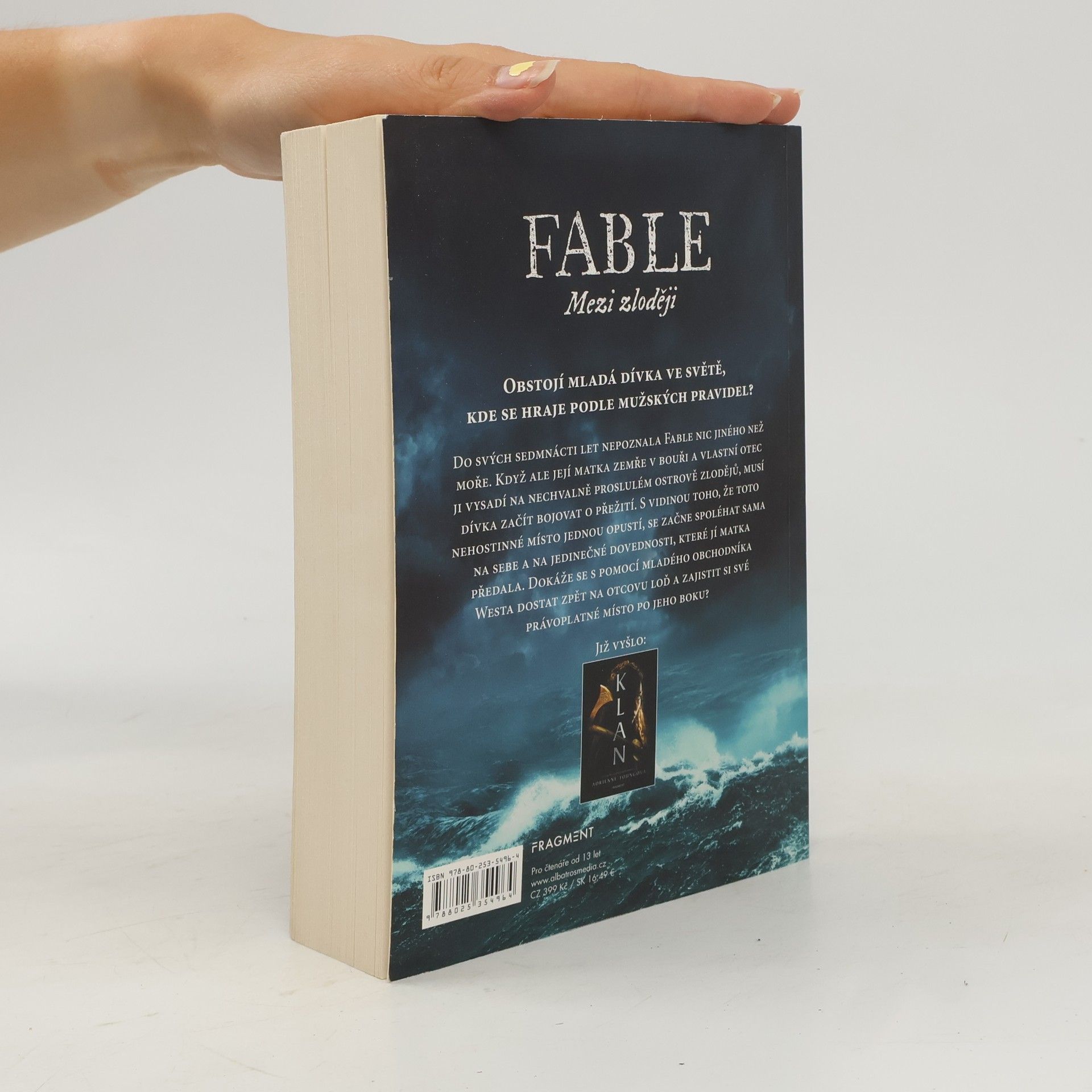 Adrienne Young Fable. Mezi zloději