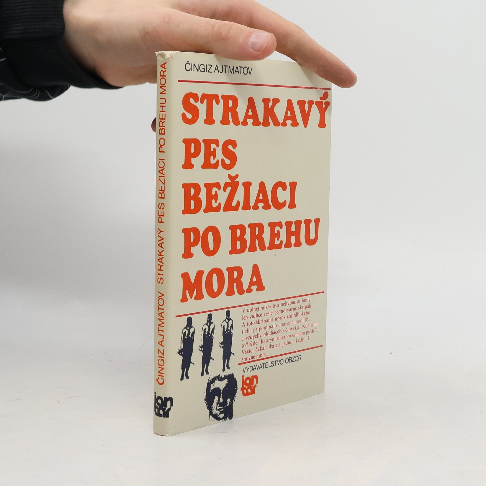 Čingiz Ajtmanov Strakavý pes bežiaci po brehu mora