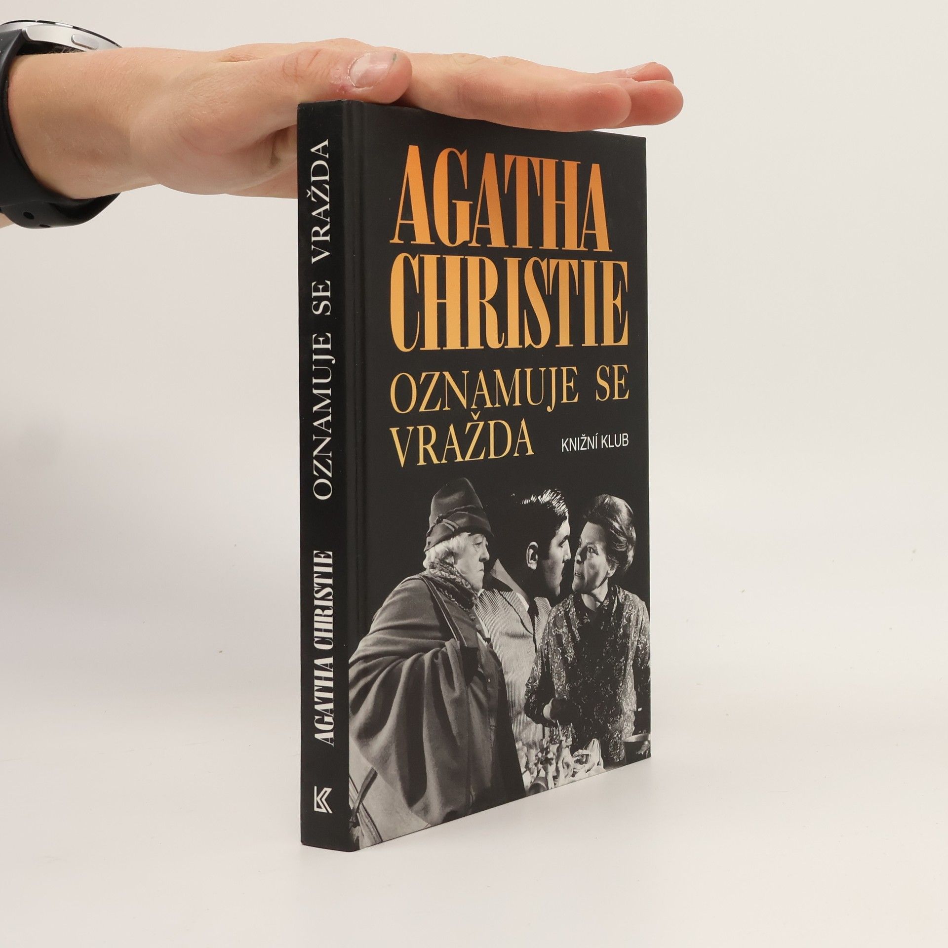 Agatha Christie Oznamuje se vražda