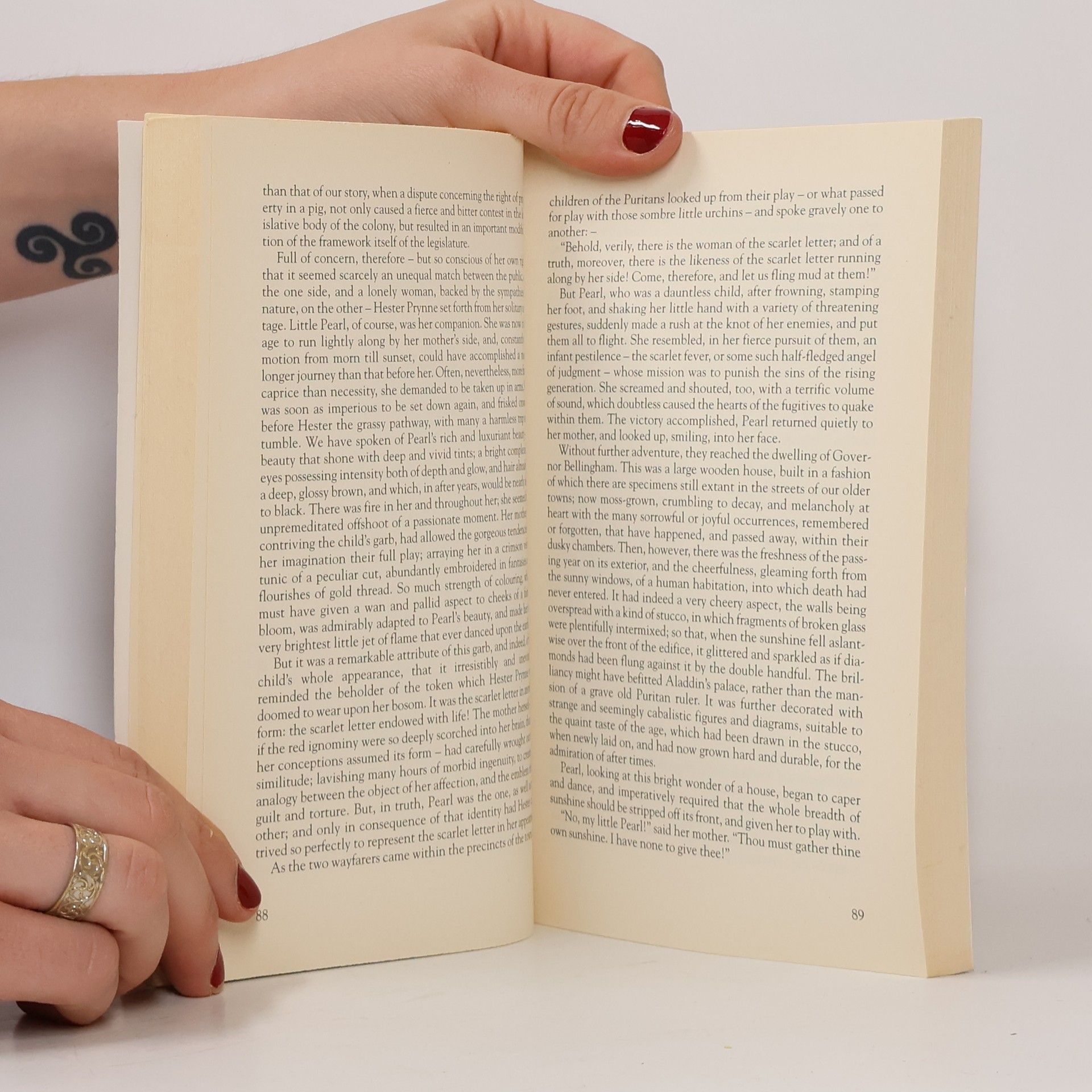 Nathaniel Hawthorne Giunti Classics: The Scarlet Letter