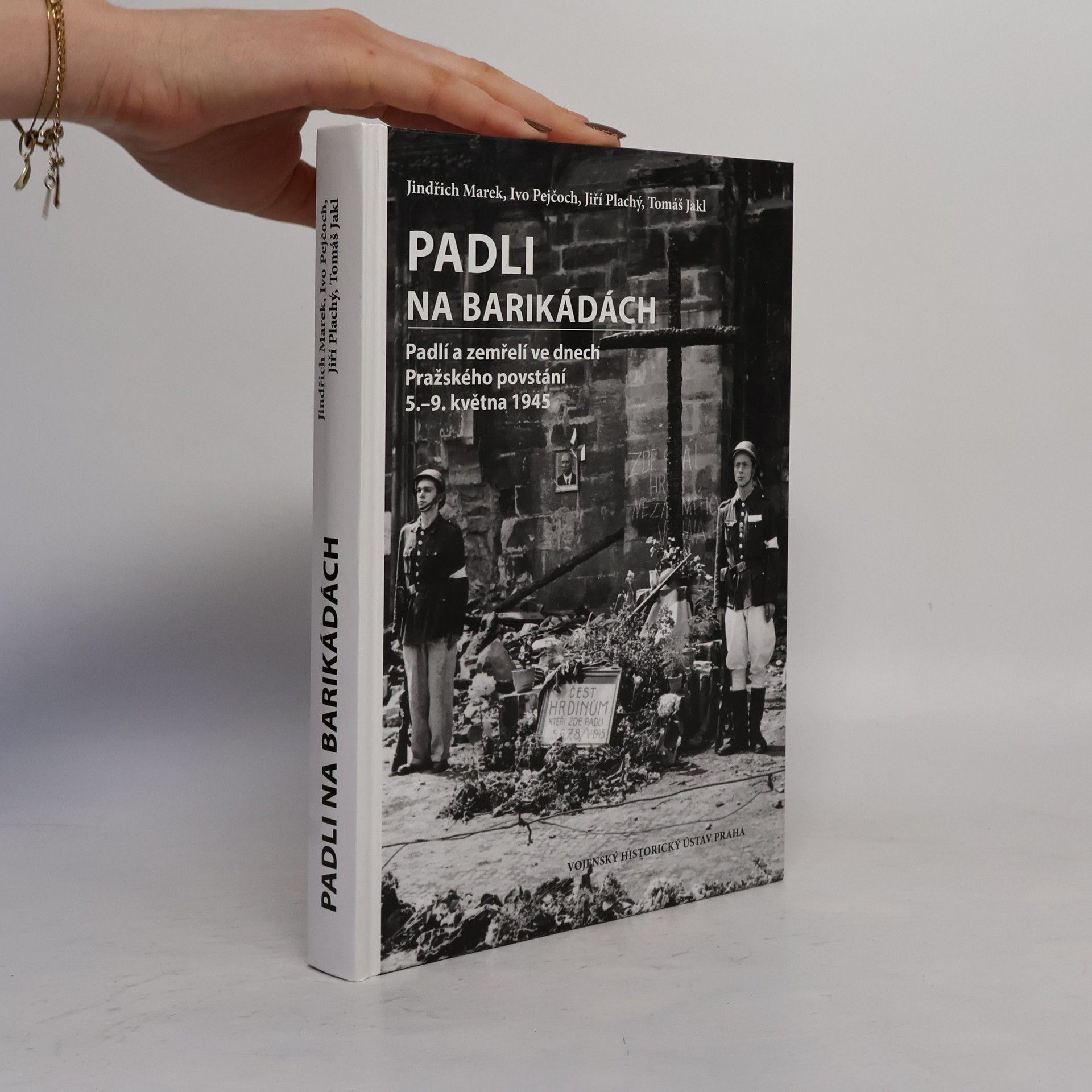 Jiří Plachý Padli na barikádách: Padlí a zemřelí ve dnech Pražského povstání 5.-9. května 1945