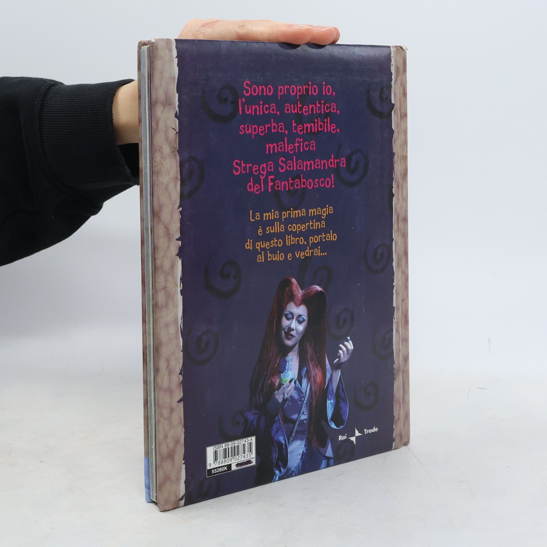 Il libro nero di Strega Salamandra. Con sticker