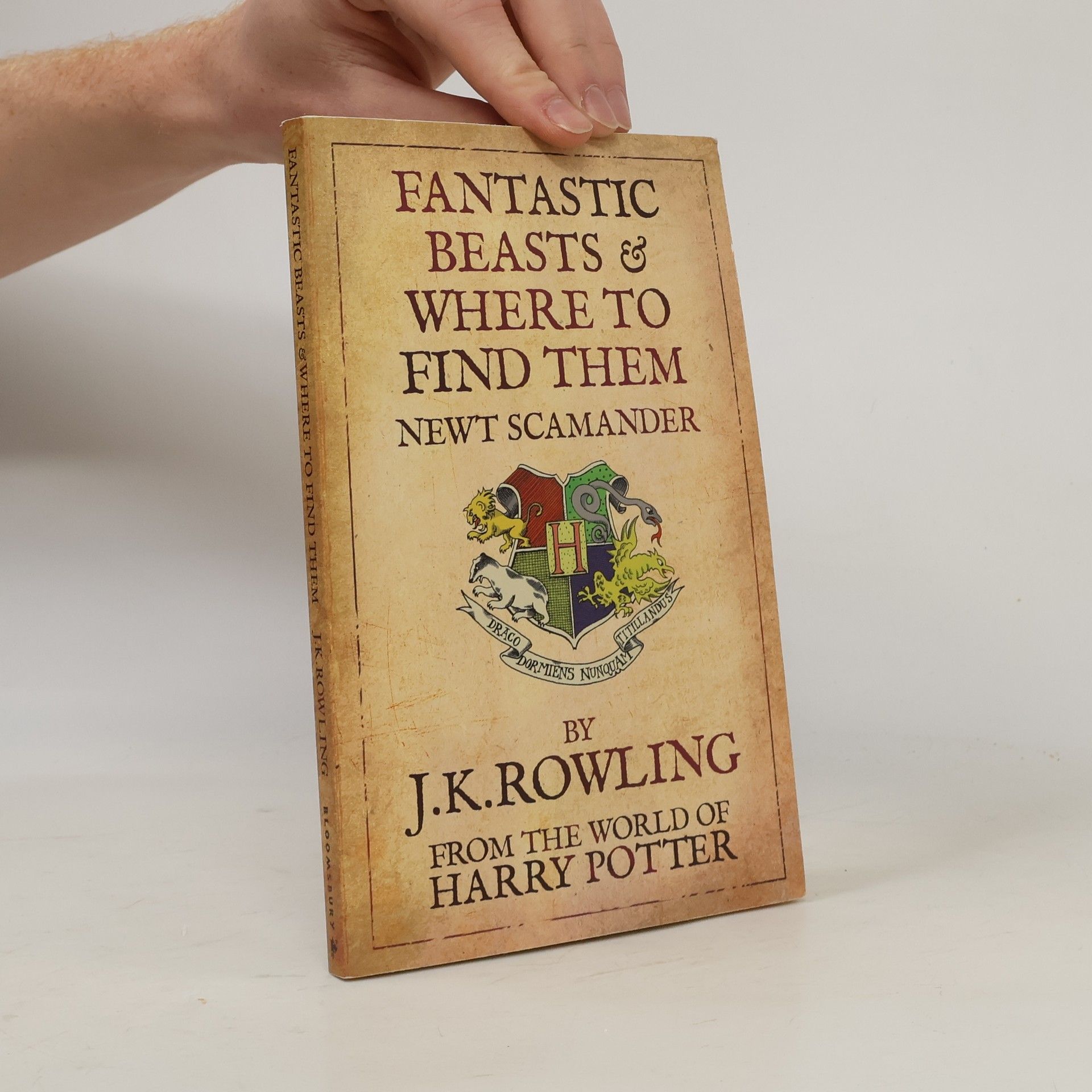 J. K. Rowling Fantastic beasts & where to find them : newt scamander