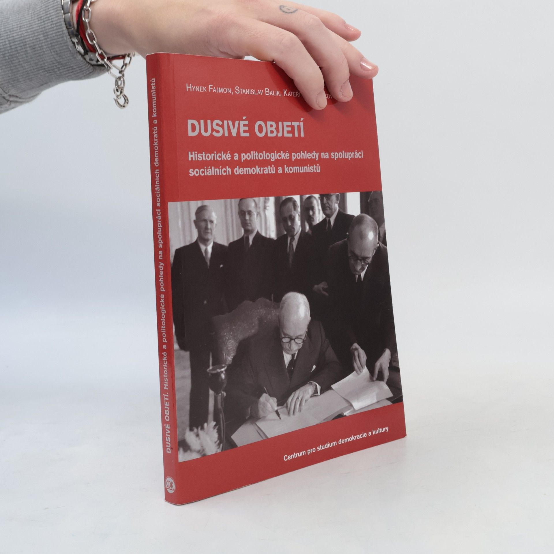 Hynek Fajmon Dusivé objetí
