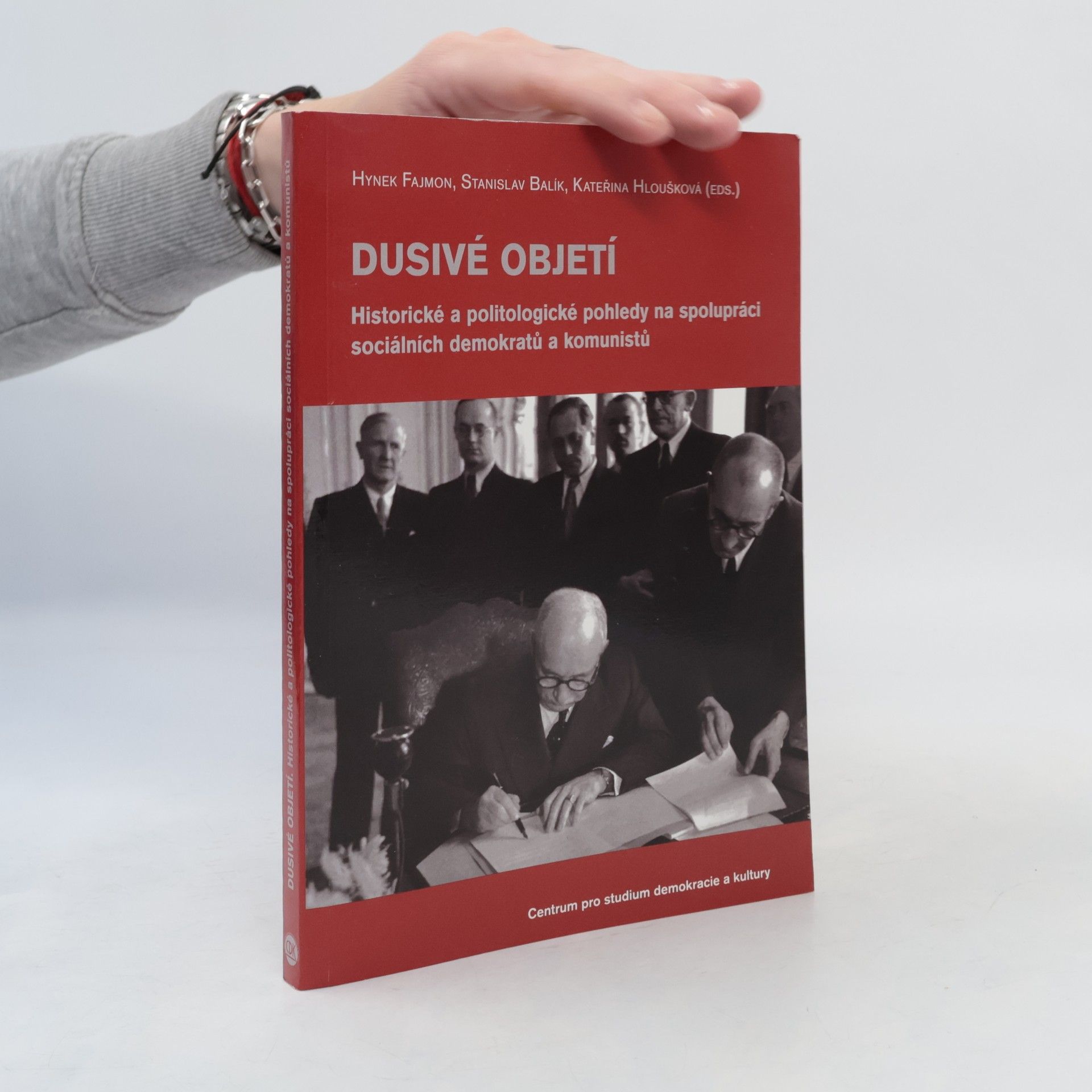 Hynek Fajmon Dusivé objetí