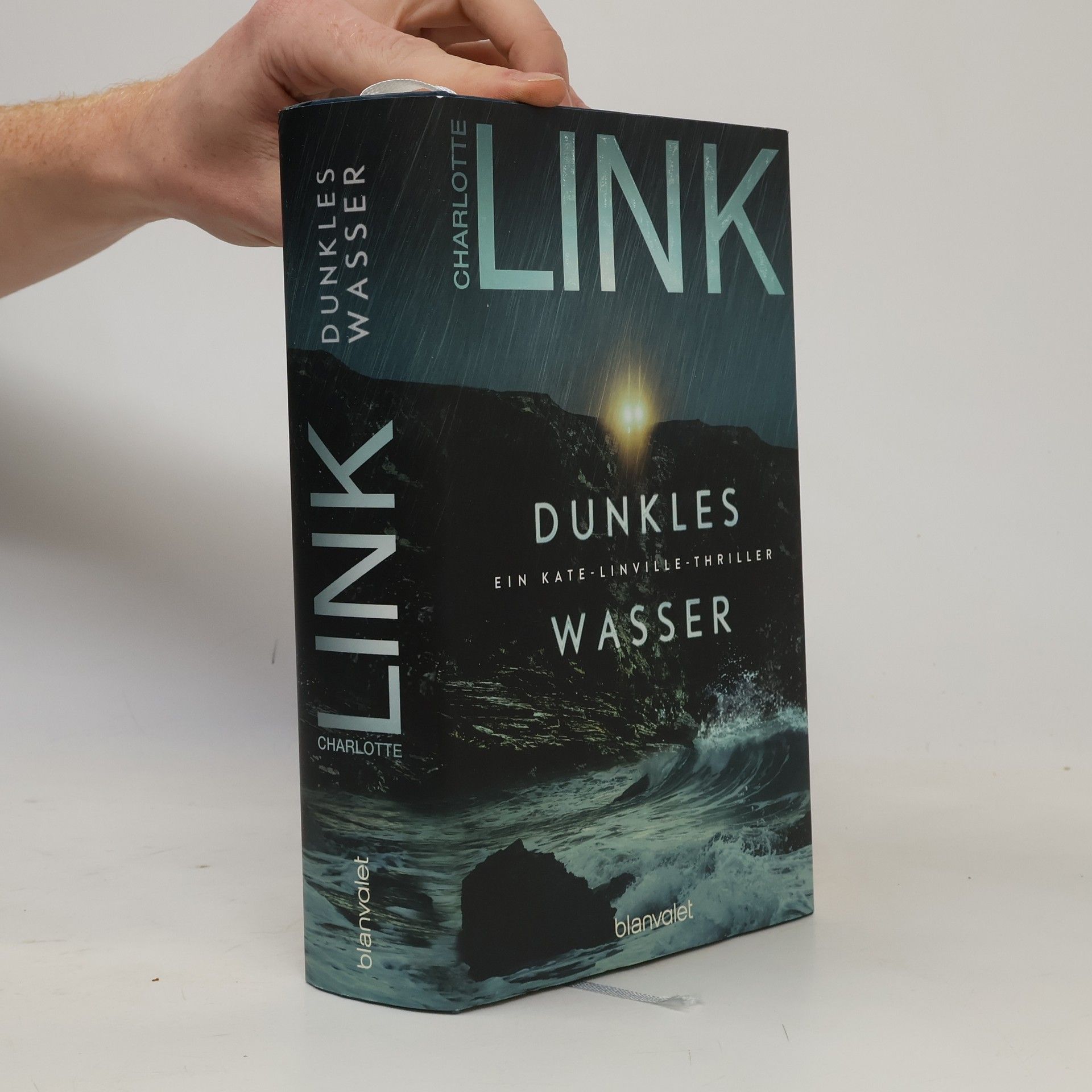 Dunkles Wasser
