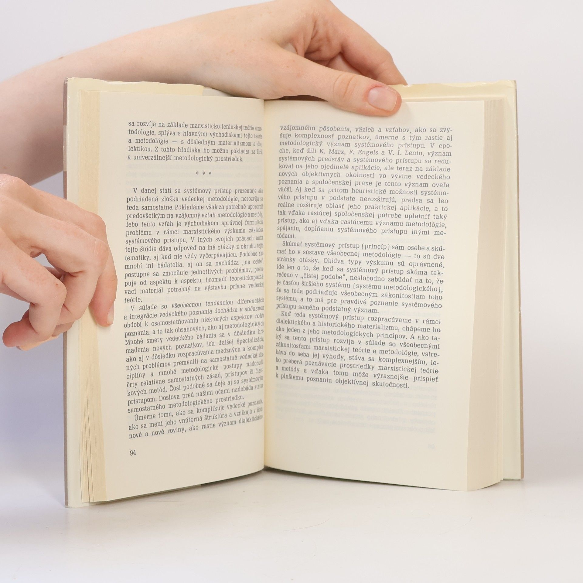 Autorenkollektiv K otázkam metodológie spoločenských vied
