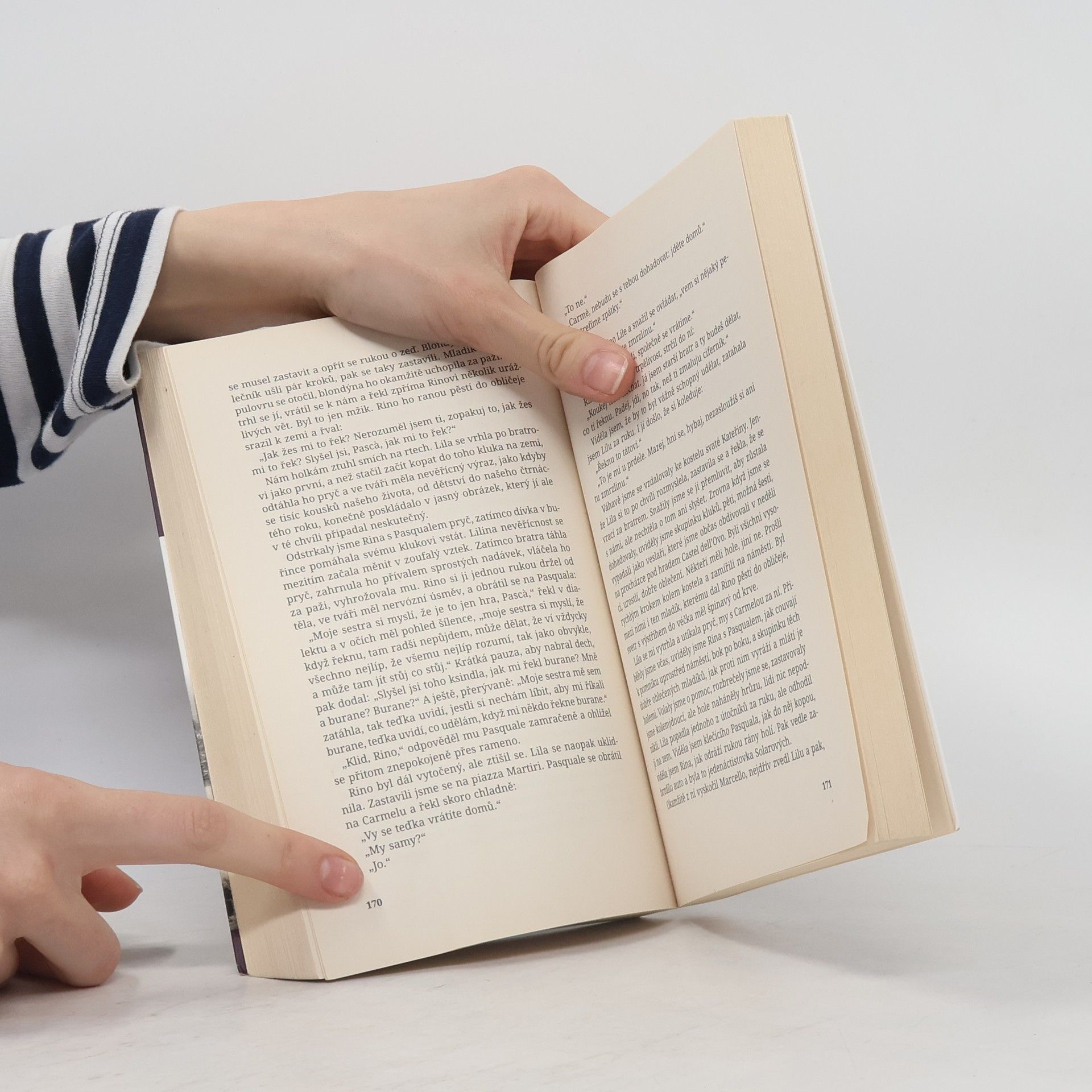 Elena Ferrante Geniální přítelkyně 1. Dětství a dospívání