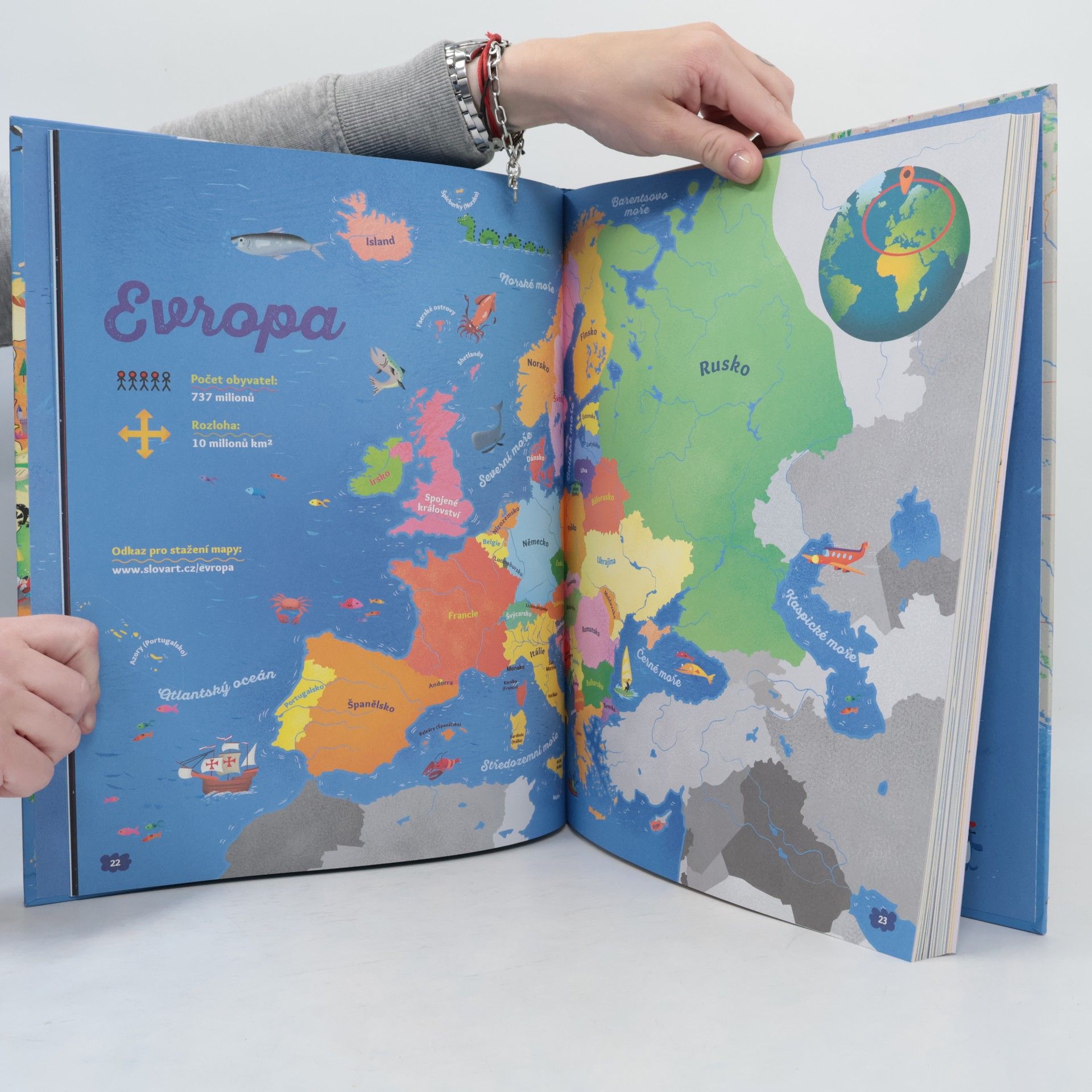 Enrico Lavagno Planeta Země. Ilustrovaný dětský atlas s mapami a videi pro objevování světa a vesmíru