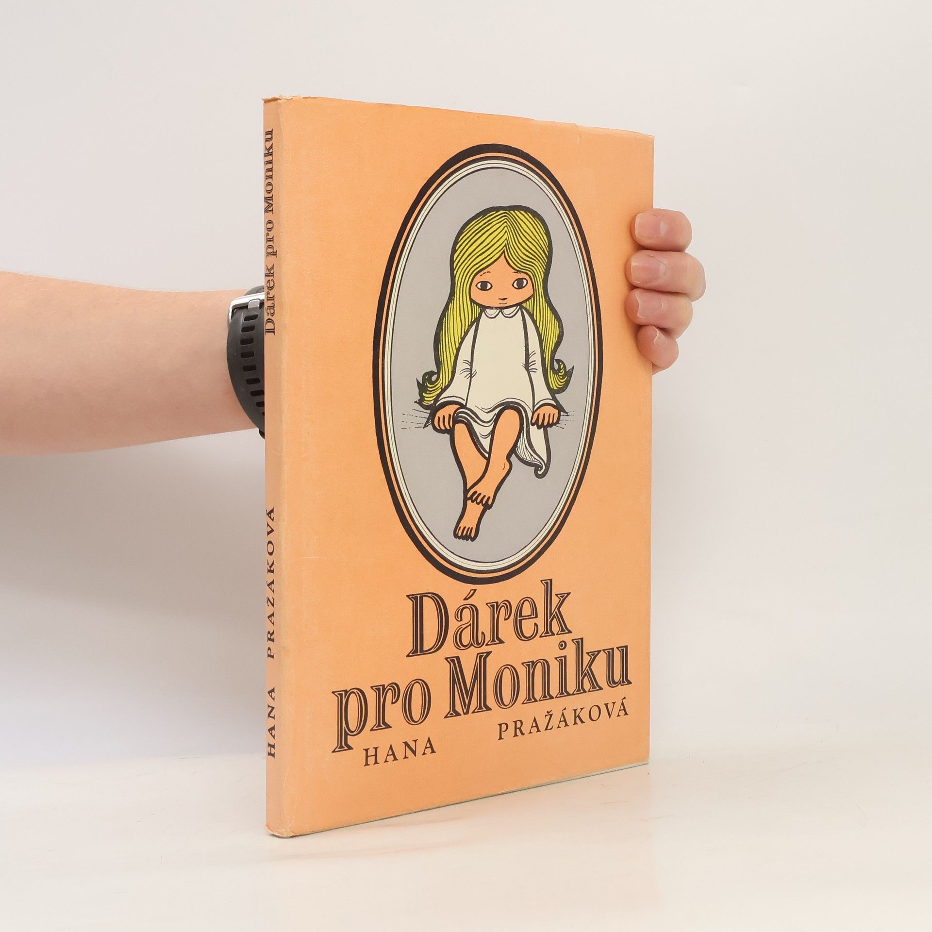 Dárek pro Moniku. Příběh šťastného dětství