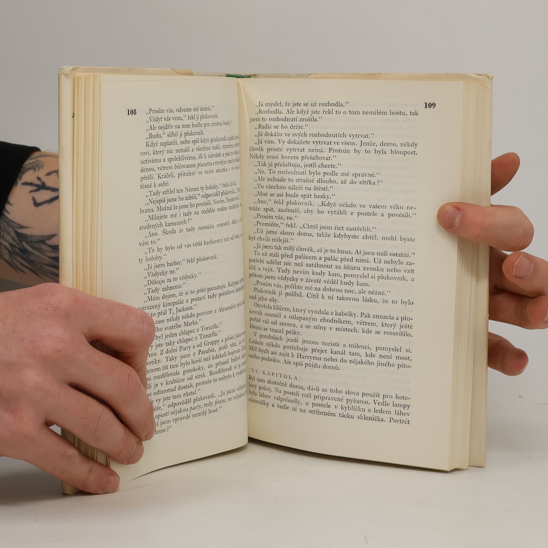Ernest Hemingway Přes řeku do stínu stromů. Pohyblivý svátek