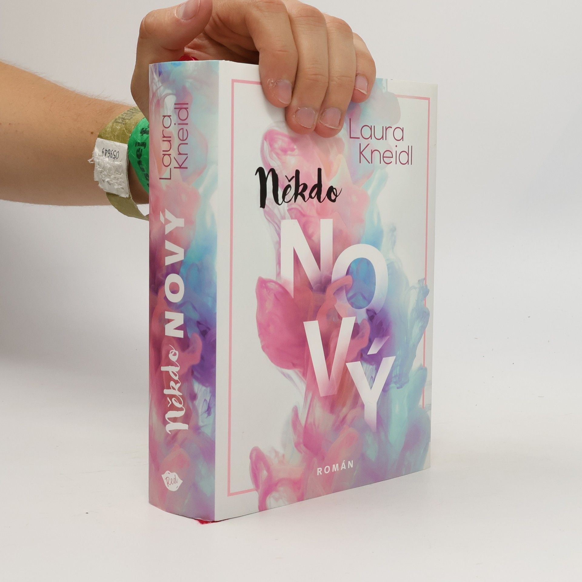 Laura Kneidl Někdo nový