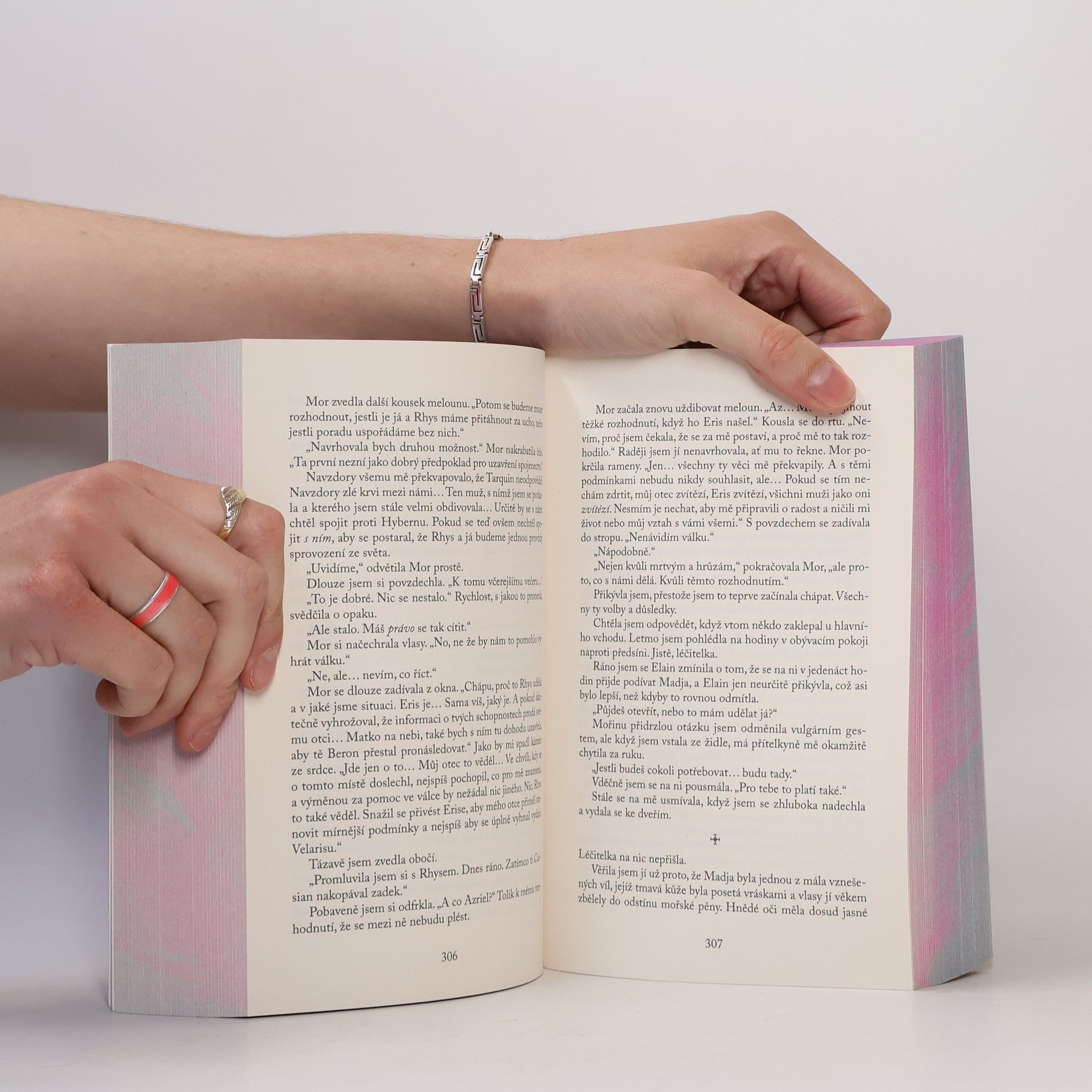 Sarah J. Maas Dvůr křídel a zmaru