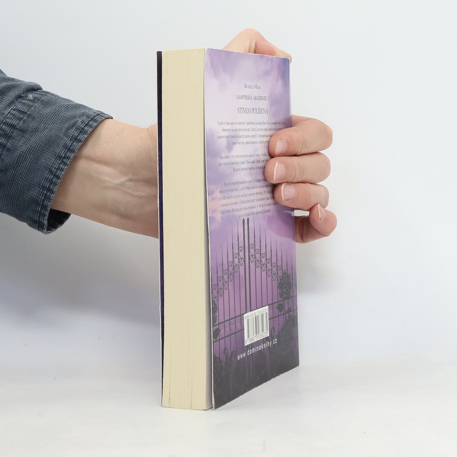 Richelle Mead Vampýrská akademie 3: Stínem políbená.