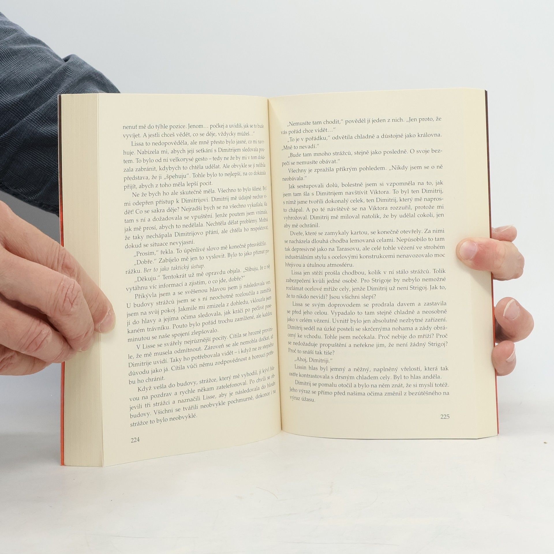Richelle Mead Vampýrská akademie 5: Spoutáni magií
