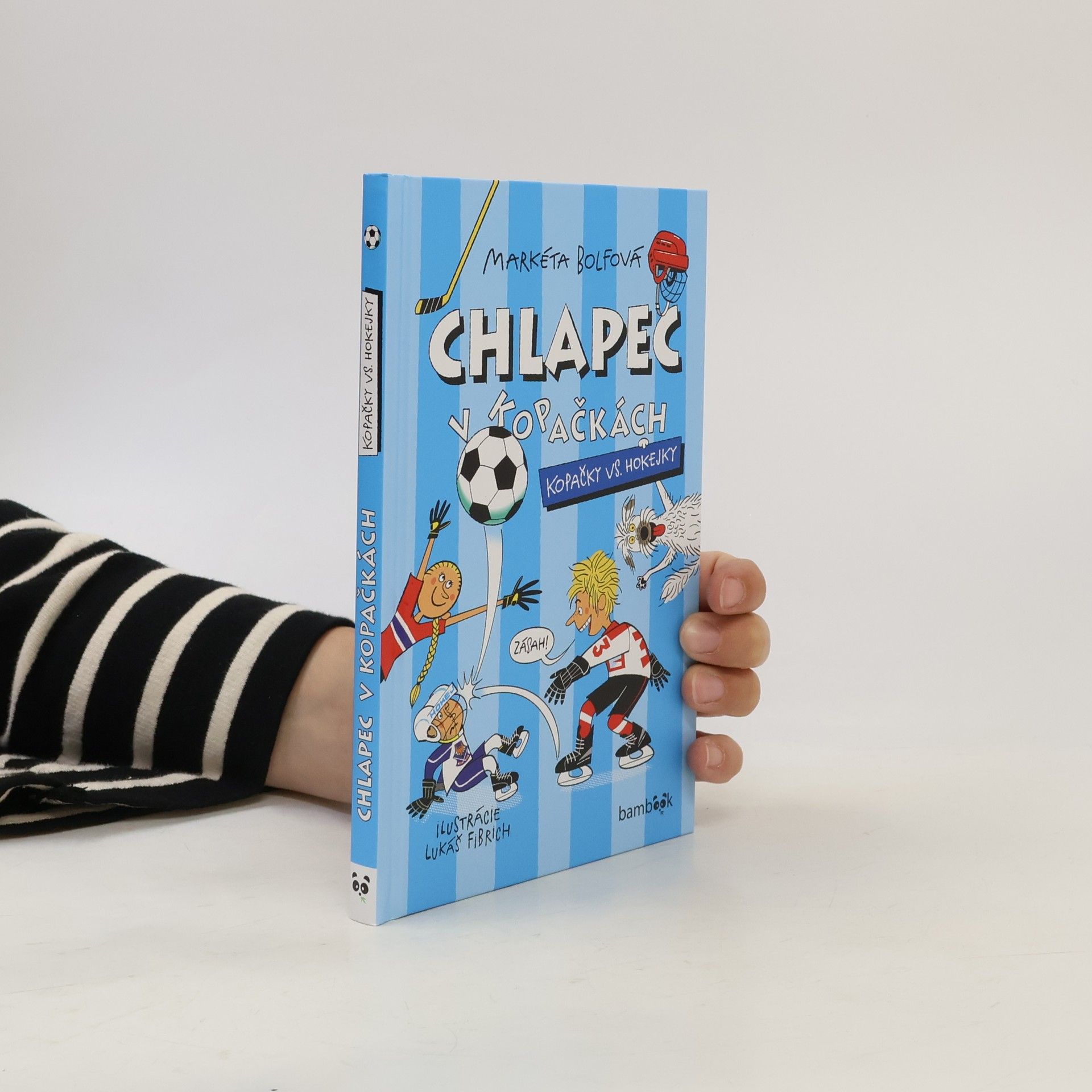 Chlapec v kopačkách: Kopačky vs. hokejky
