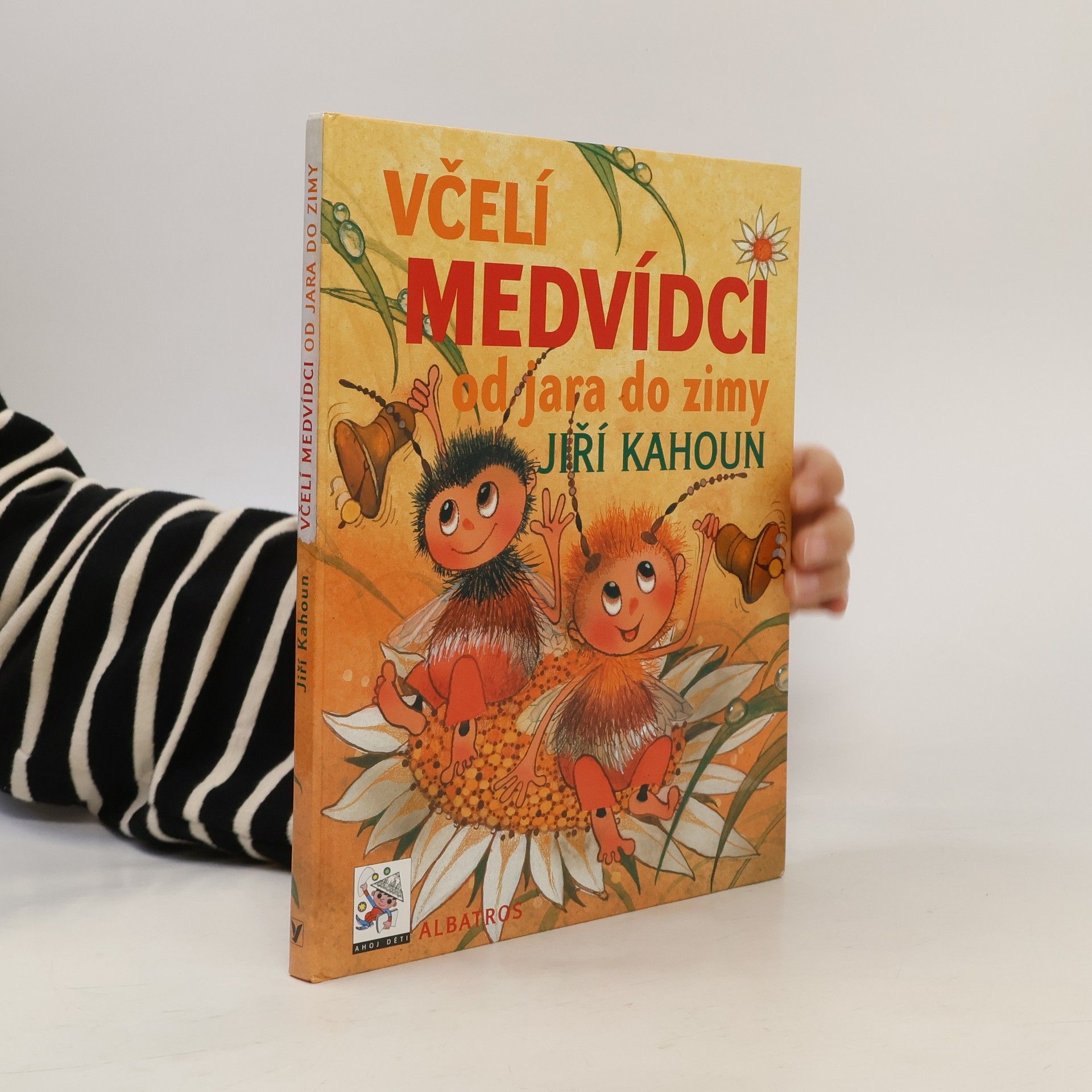 Ivo Houf Včelí medvídci od jara do zimy