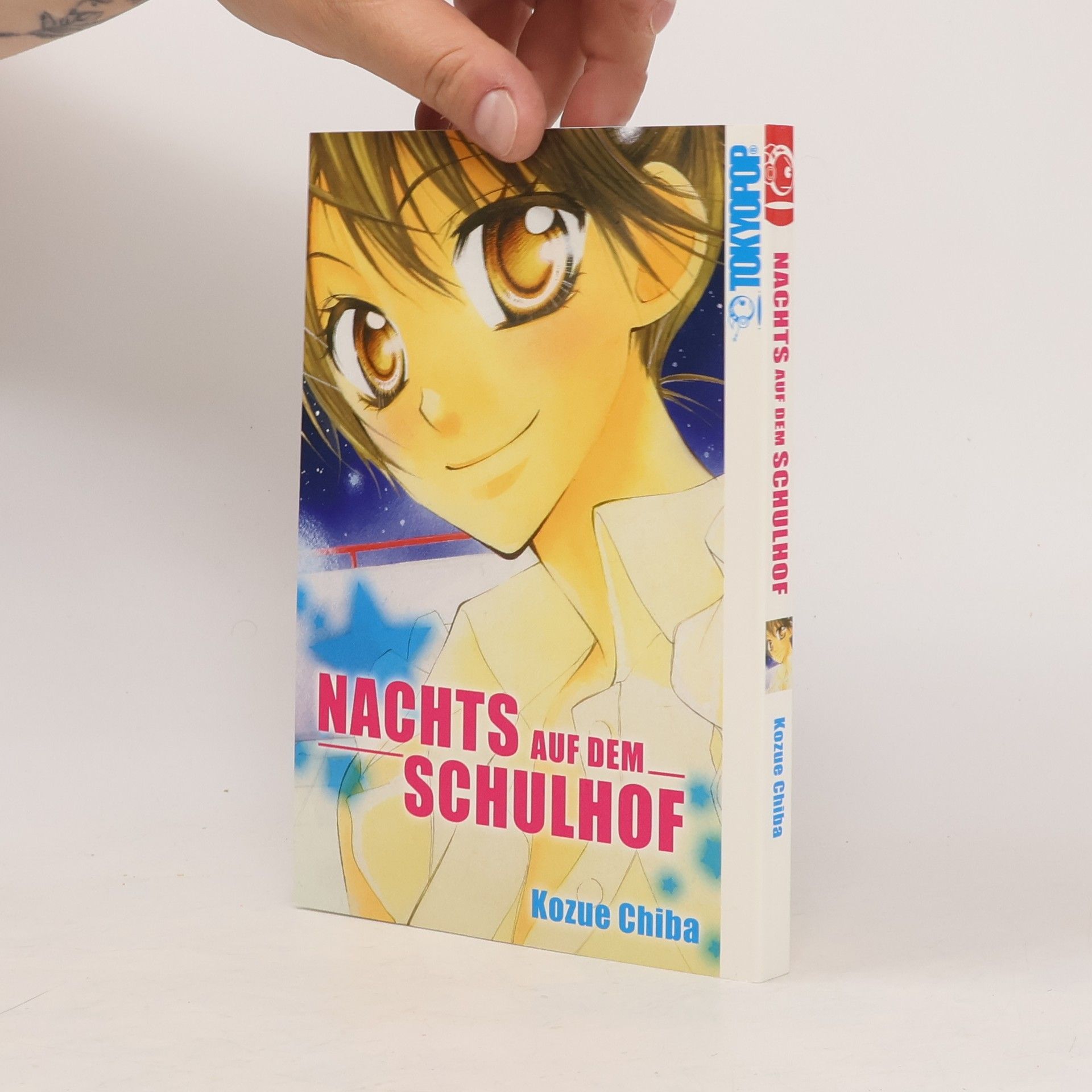 Kozue Chiba Nachts auf dem Schulhof