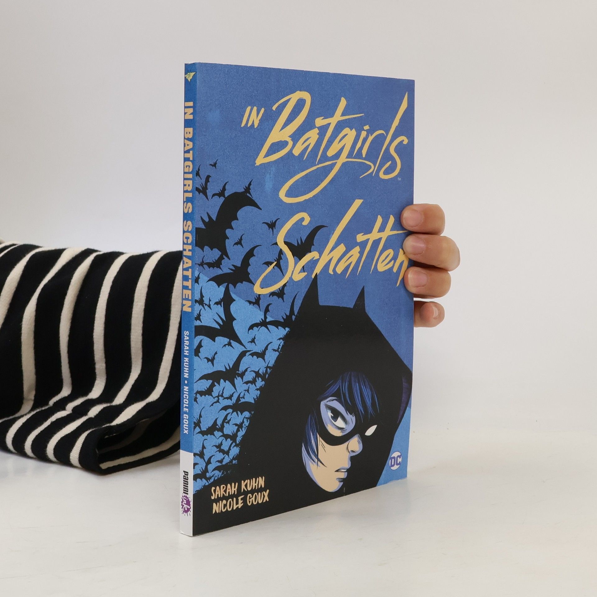 Sarah Kuhn In Batgirls Schatten