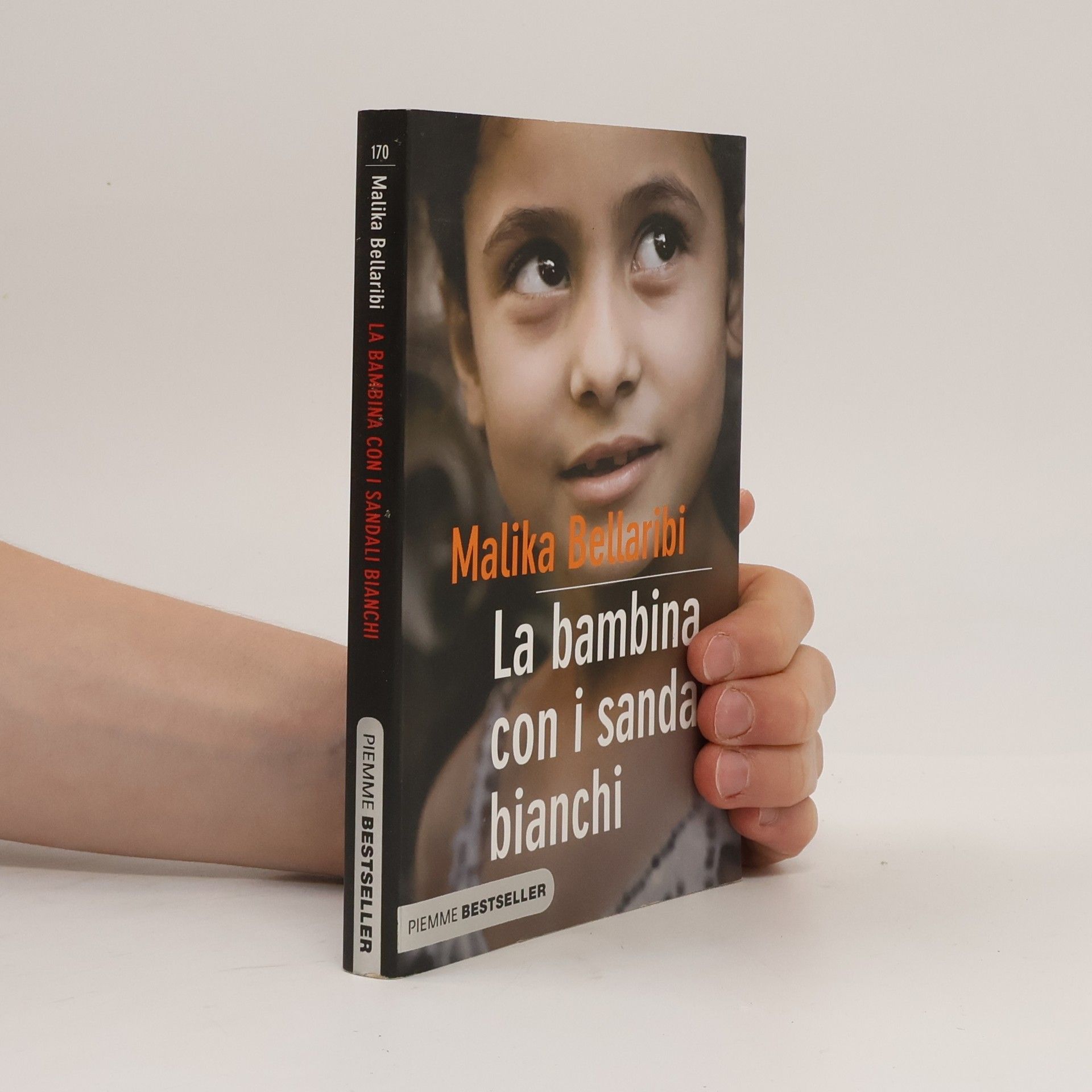 Malika Bellaribi La bambina con i sandali bianchi