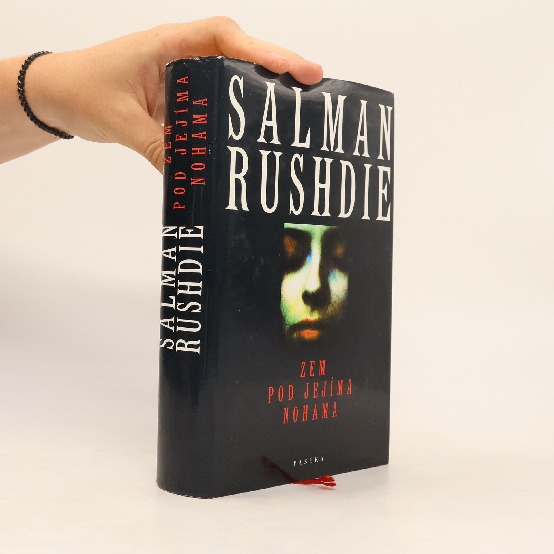 Salman Rushdie Zem pod jejíma nohama