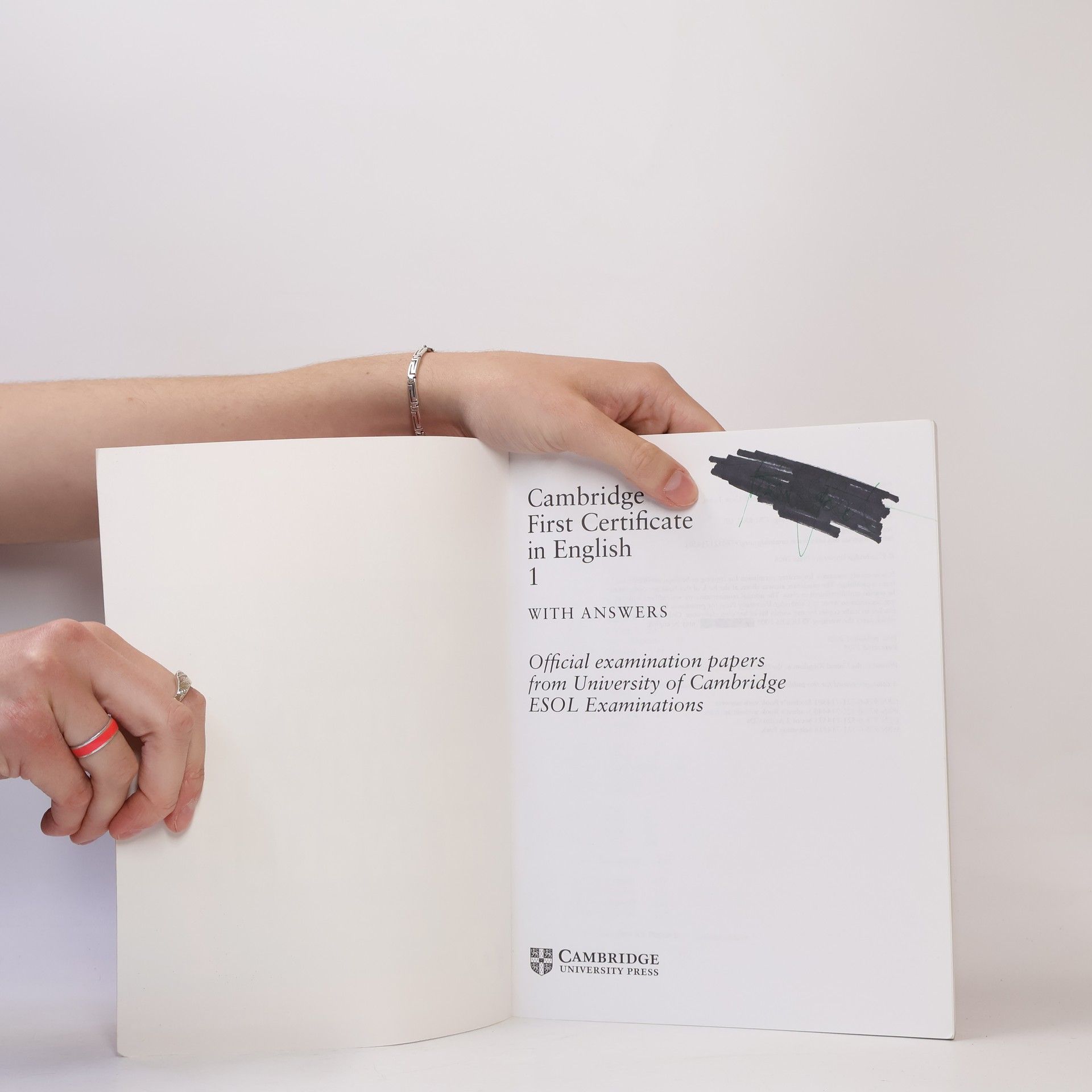 Collectif d'auteurs First certificate in English. 1 : with answers : official examination papers from University of Cambridge ESOL examinations