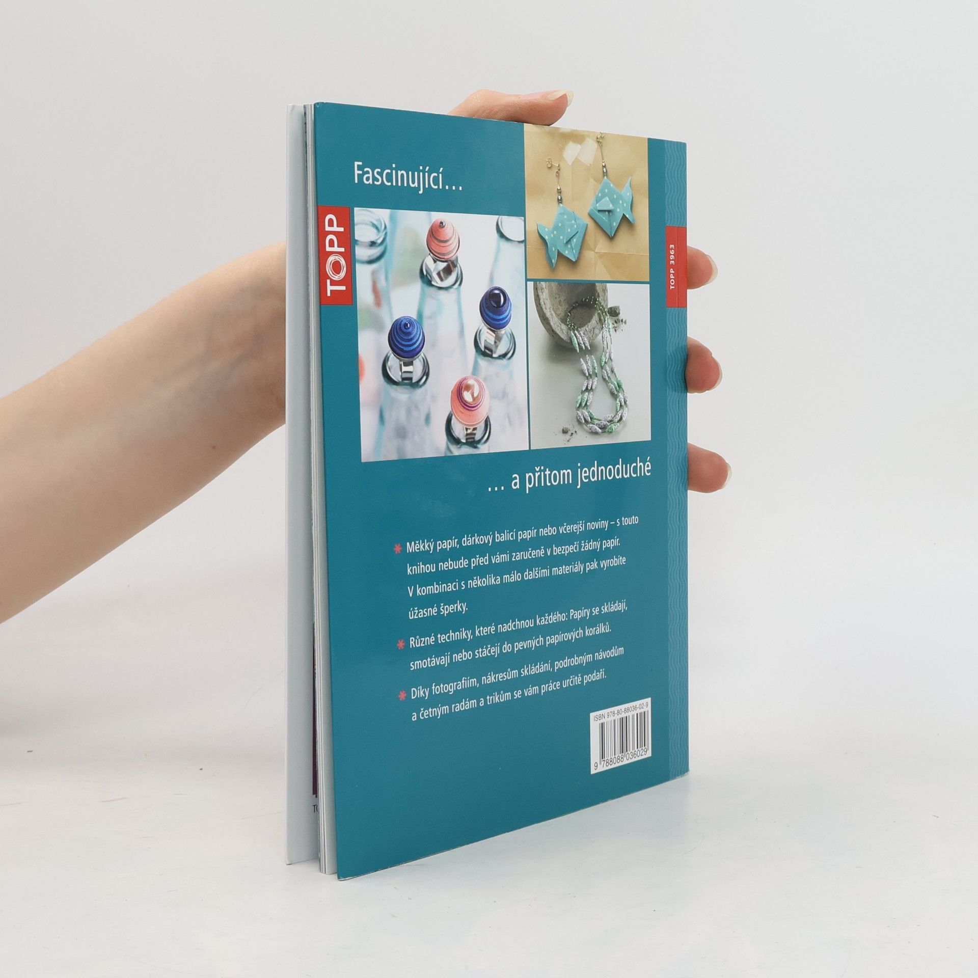 Claudio Dartevelle Nádherné šperky z papíru