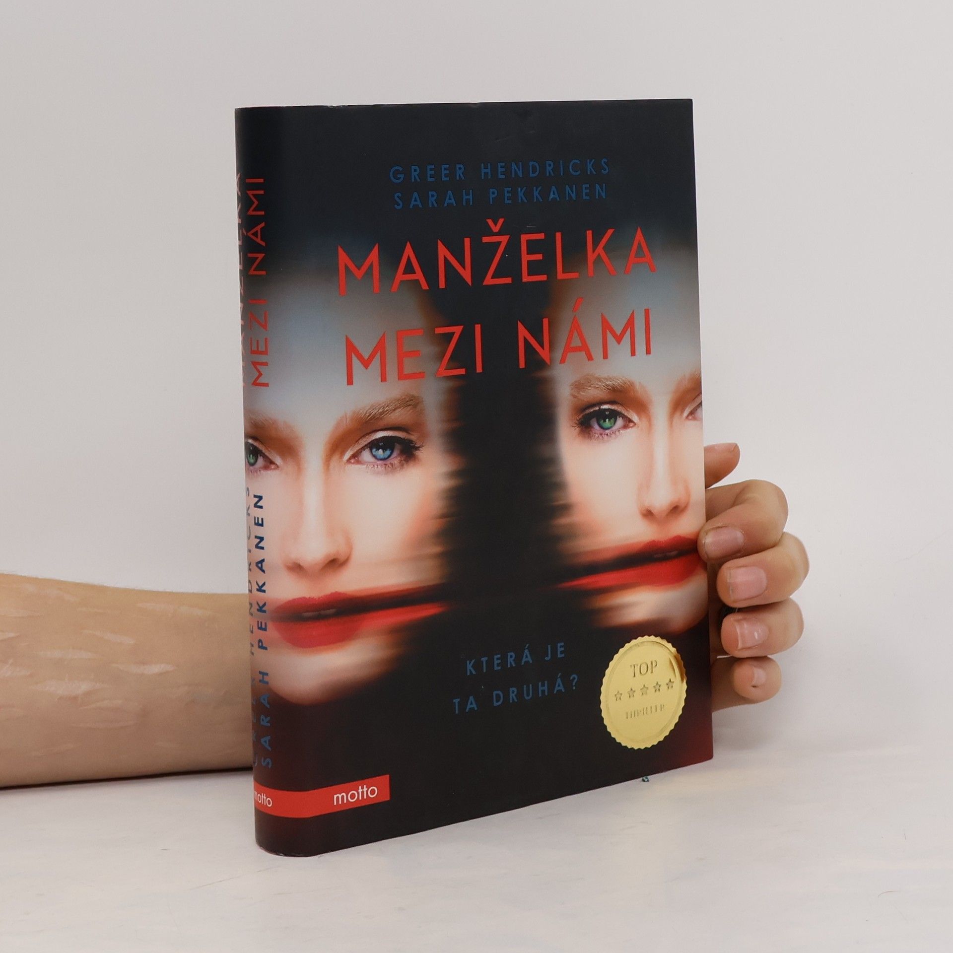 Greer Hendricks Manželka mezi námi