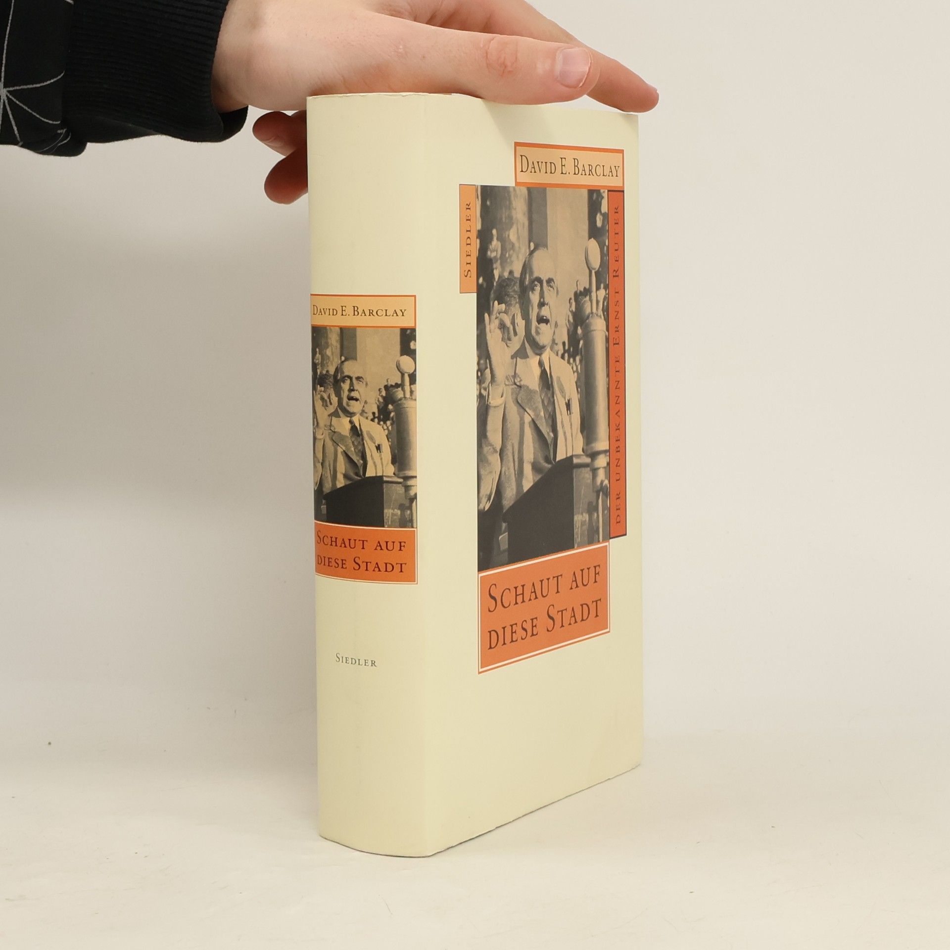 David E. Barclay Schaut auf diese Stadt