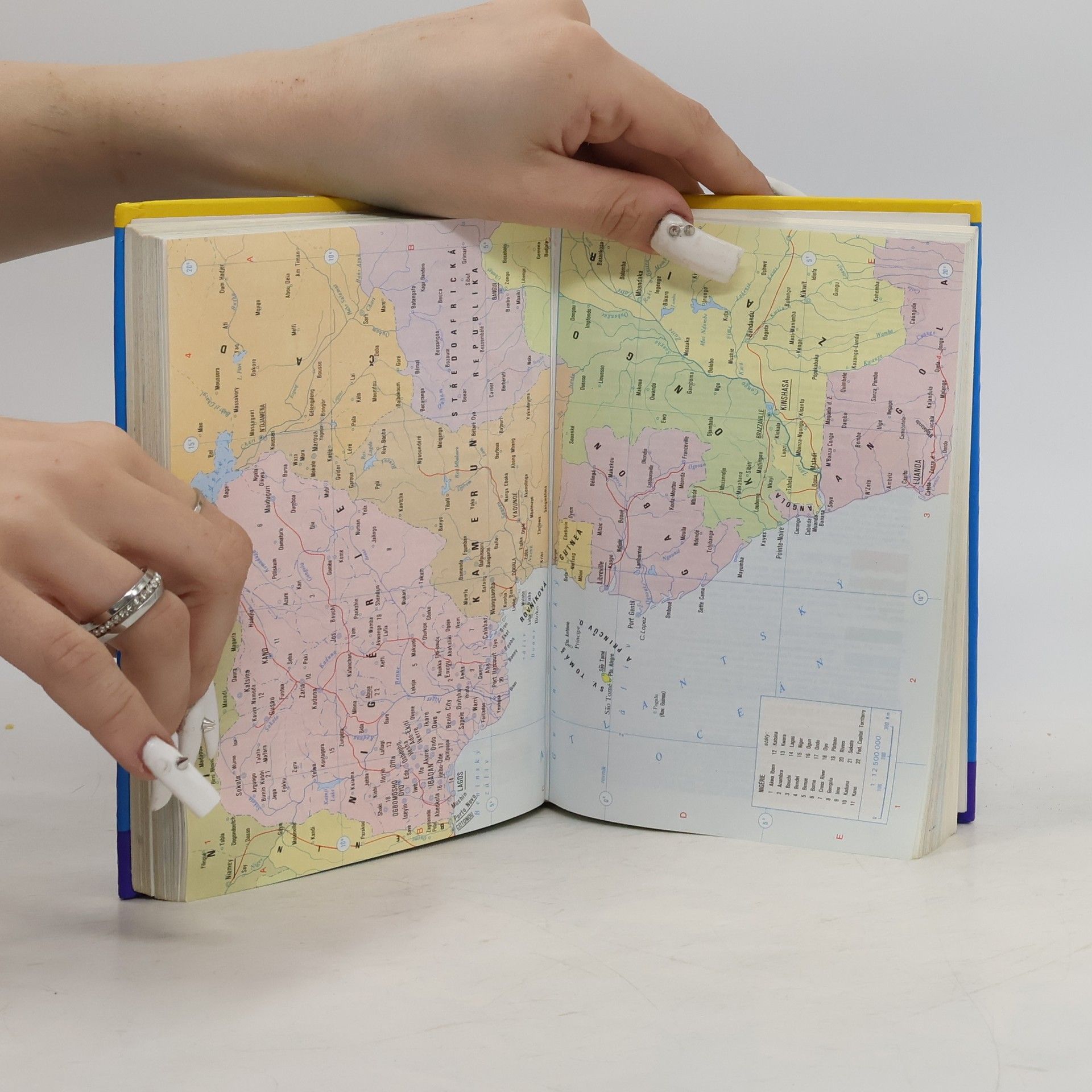 Collectif d'auteurs Kapesní atlas světa
