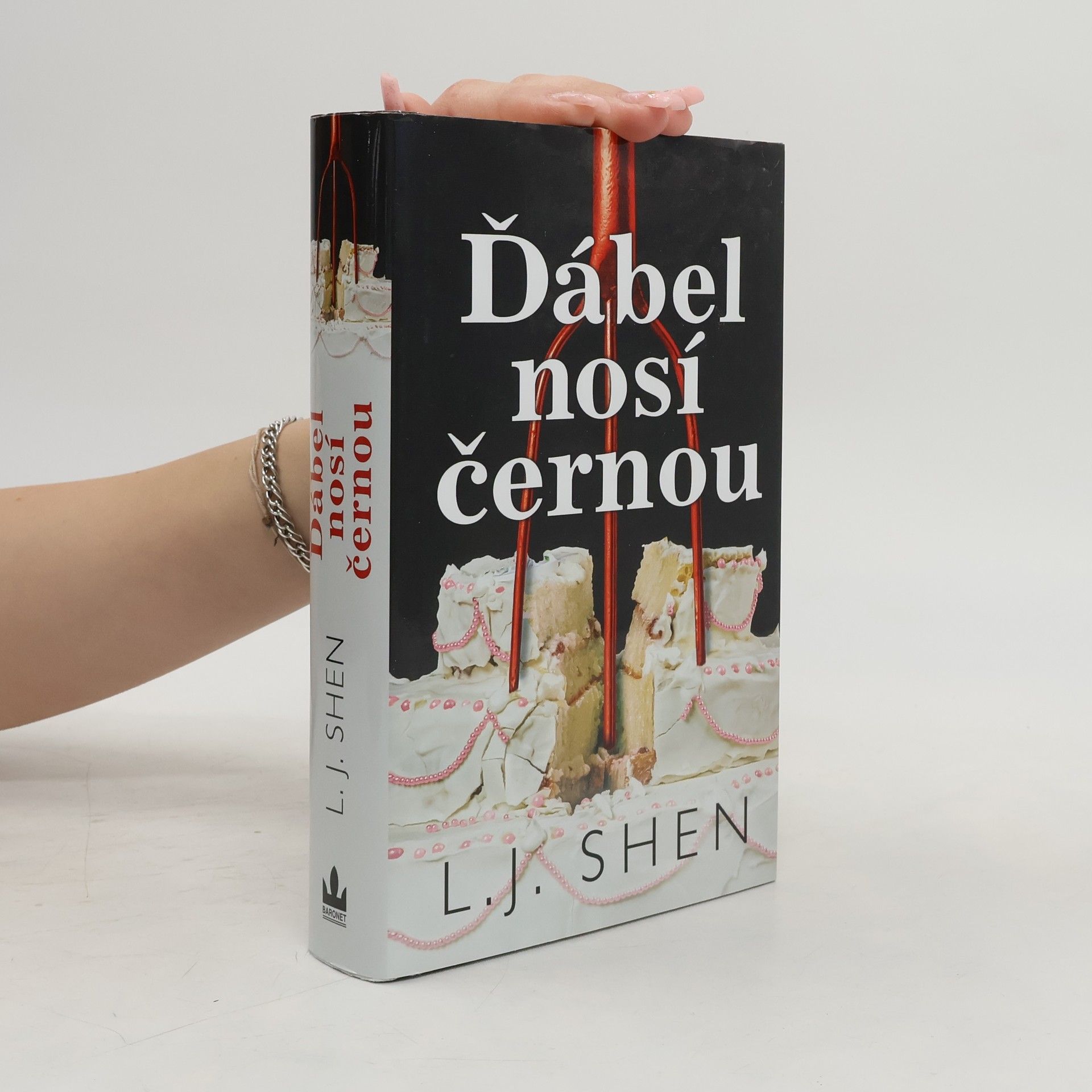 L. J. Shen Ďábel nosí černou